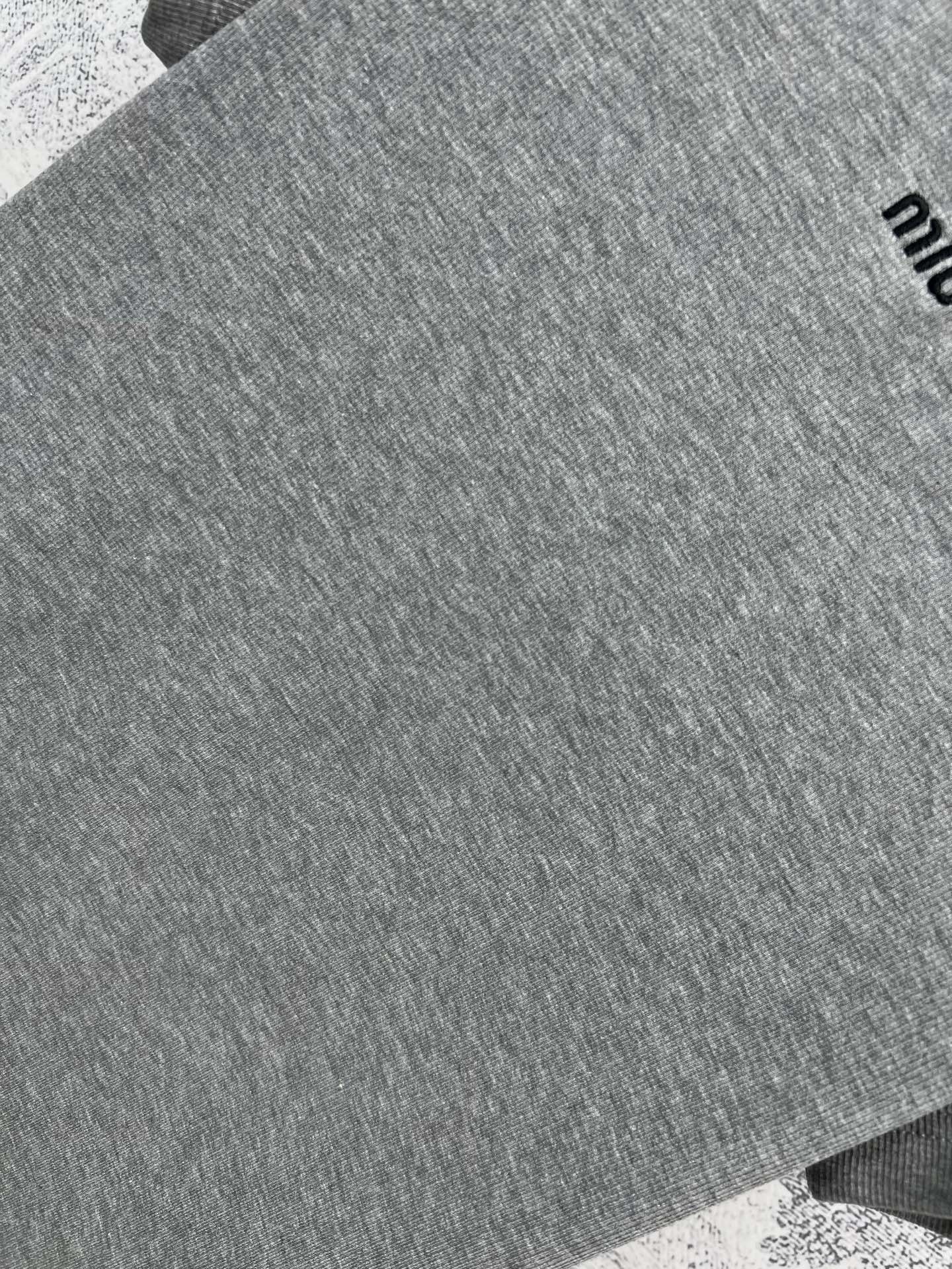 Miu 25早春新款 logo刺绣短袖T恤 胸前经典品牌字母刺绣logo图案  经典的小圆领 修饰脖颈 