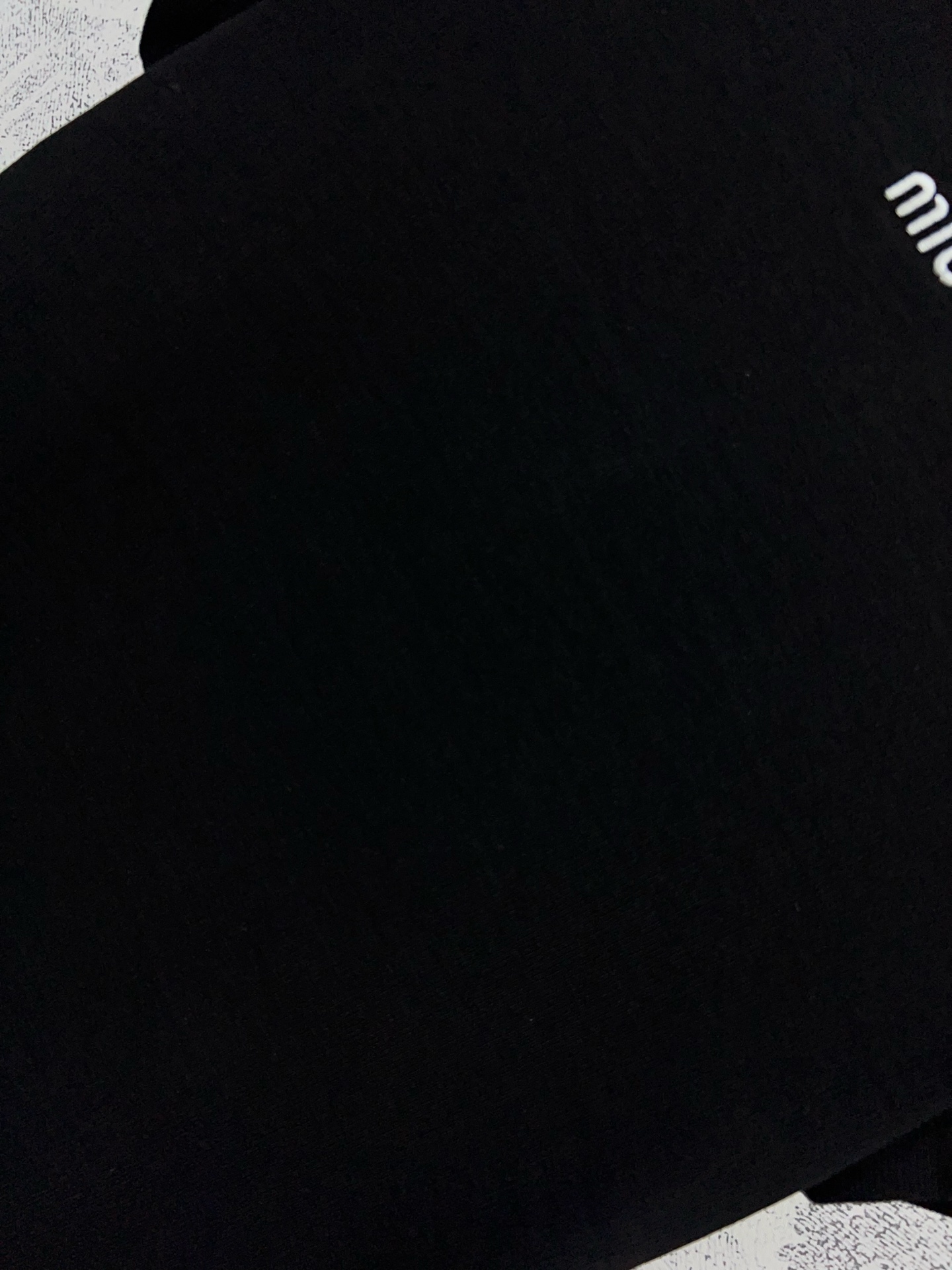 Miu 25早春新款 logo刺绣短袖T恤 胸前经典品牌字母刺绣logo图案  经典的小圆领 修饰脖颈 