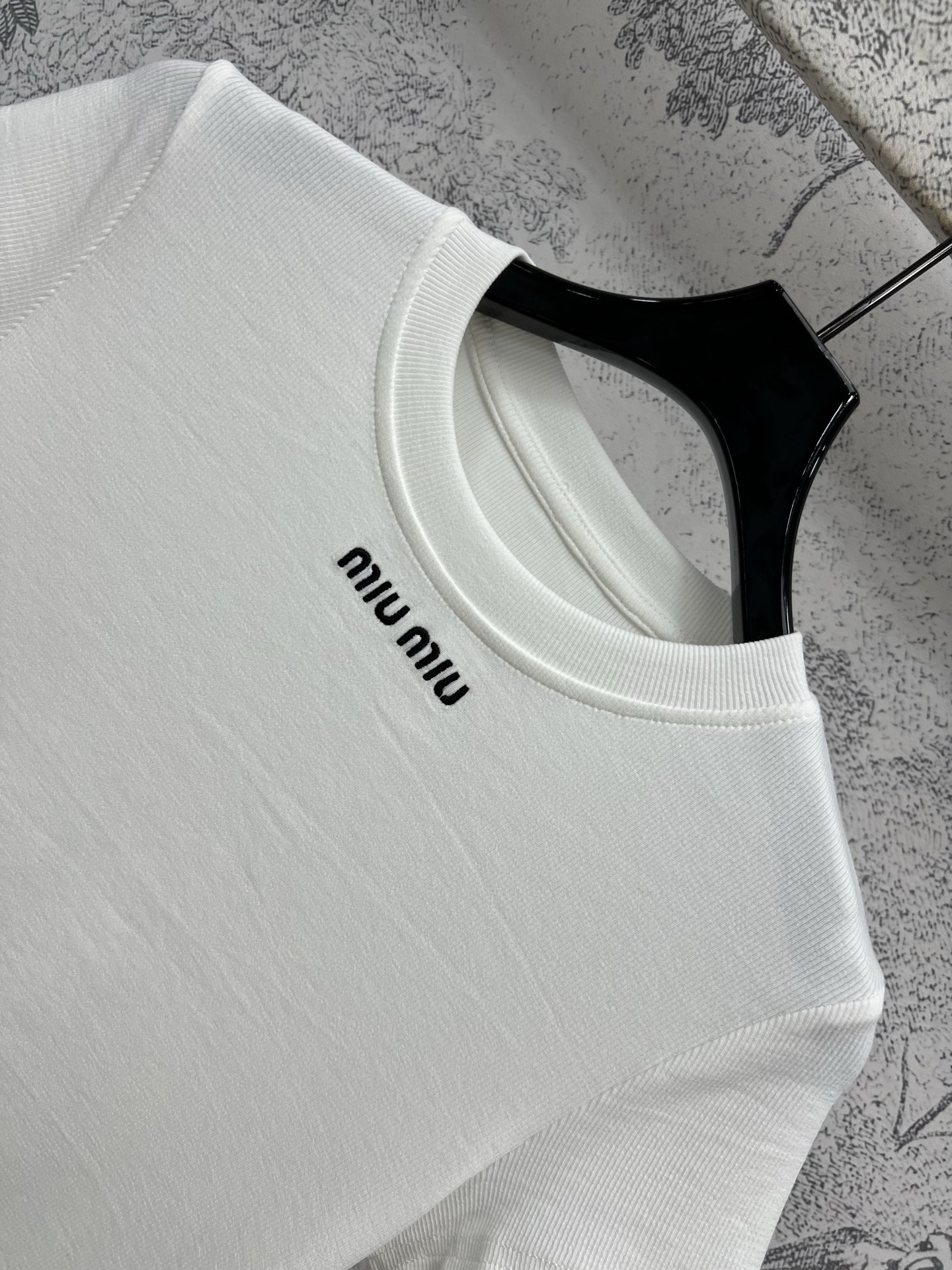 Miu 25早春新款 logo刺绣短袖T恤 胸前经典品牌字母刺绣logo图案  经典的小圆领 修饰脖颈 