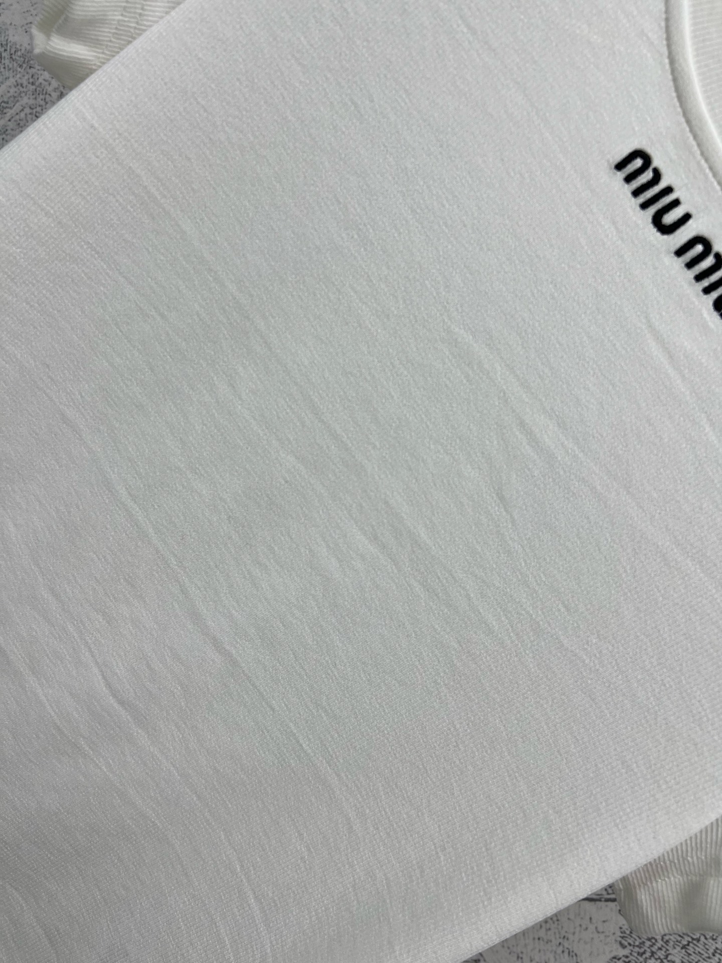 Miu 25早春新款 logo刺绣短袖T恤 胸前经典品牌字母刺绣logo图案  经典的小圆领 修饰脖颈 