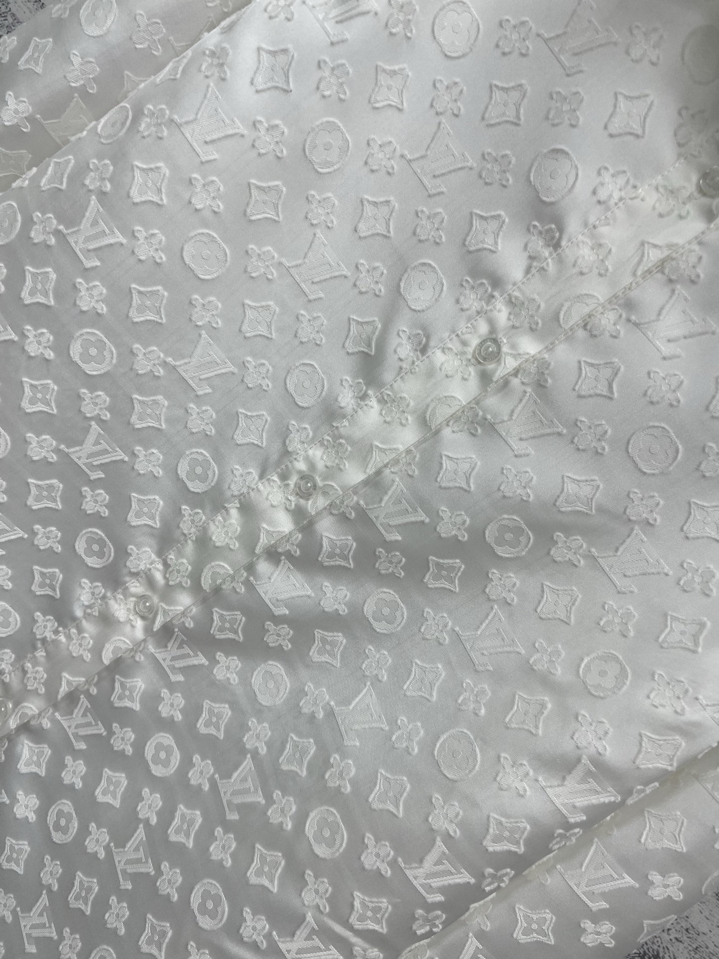 L家 25早春新款 钱币老花提花衬衫 可拆卸翻领设计 一衣两穿 定制的logo提花面料 上身帅气又百搭时
