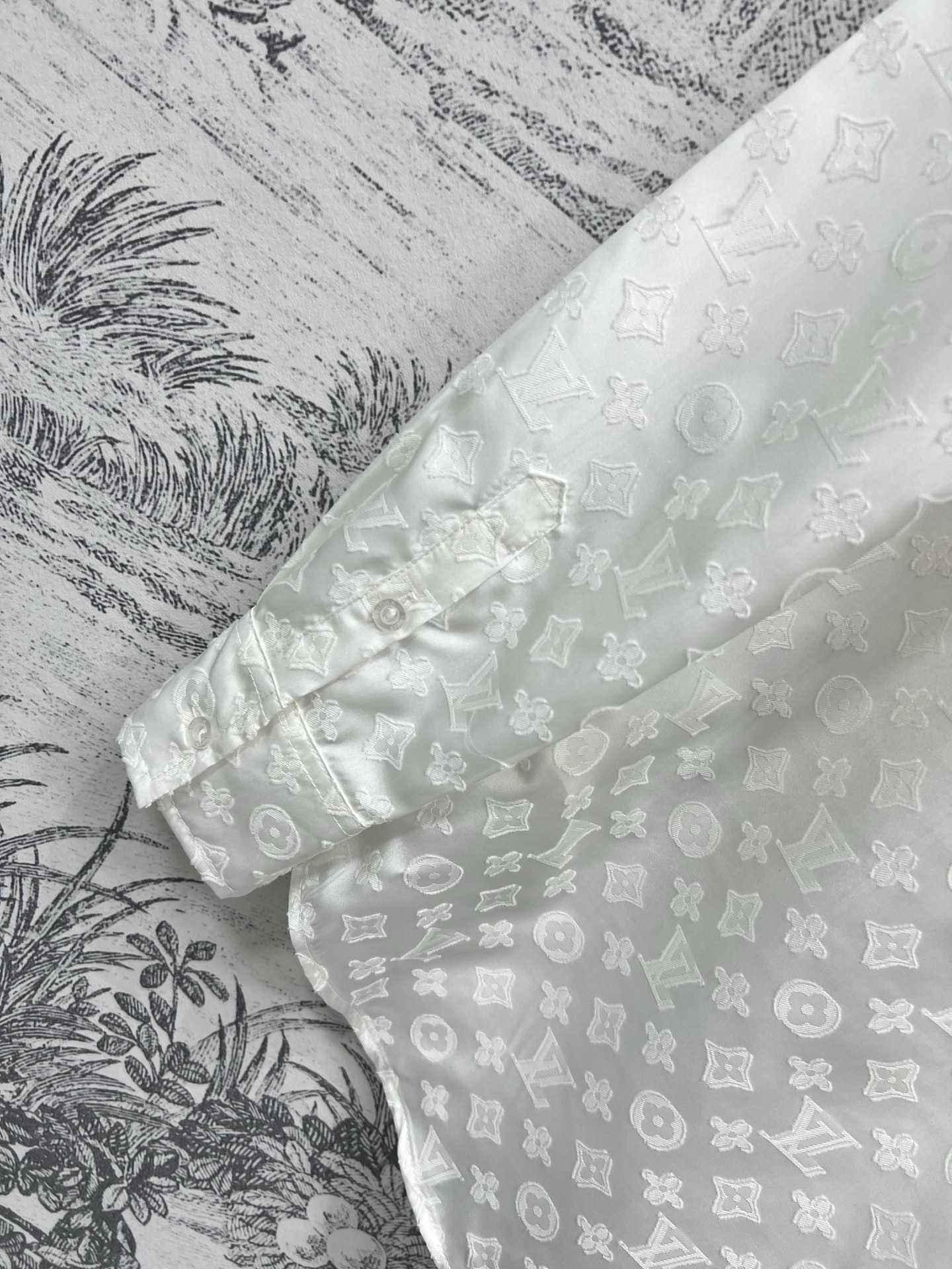 L家 25早春新款 钱币老花提花衬衫 可拆卸翻领设计 一衣两穿 定制的logo提花面料 上身帅气又百搭时