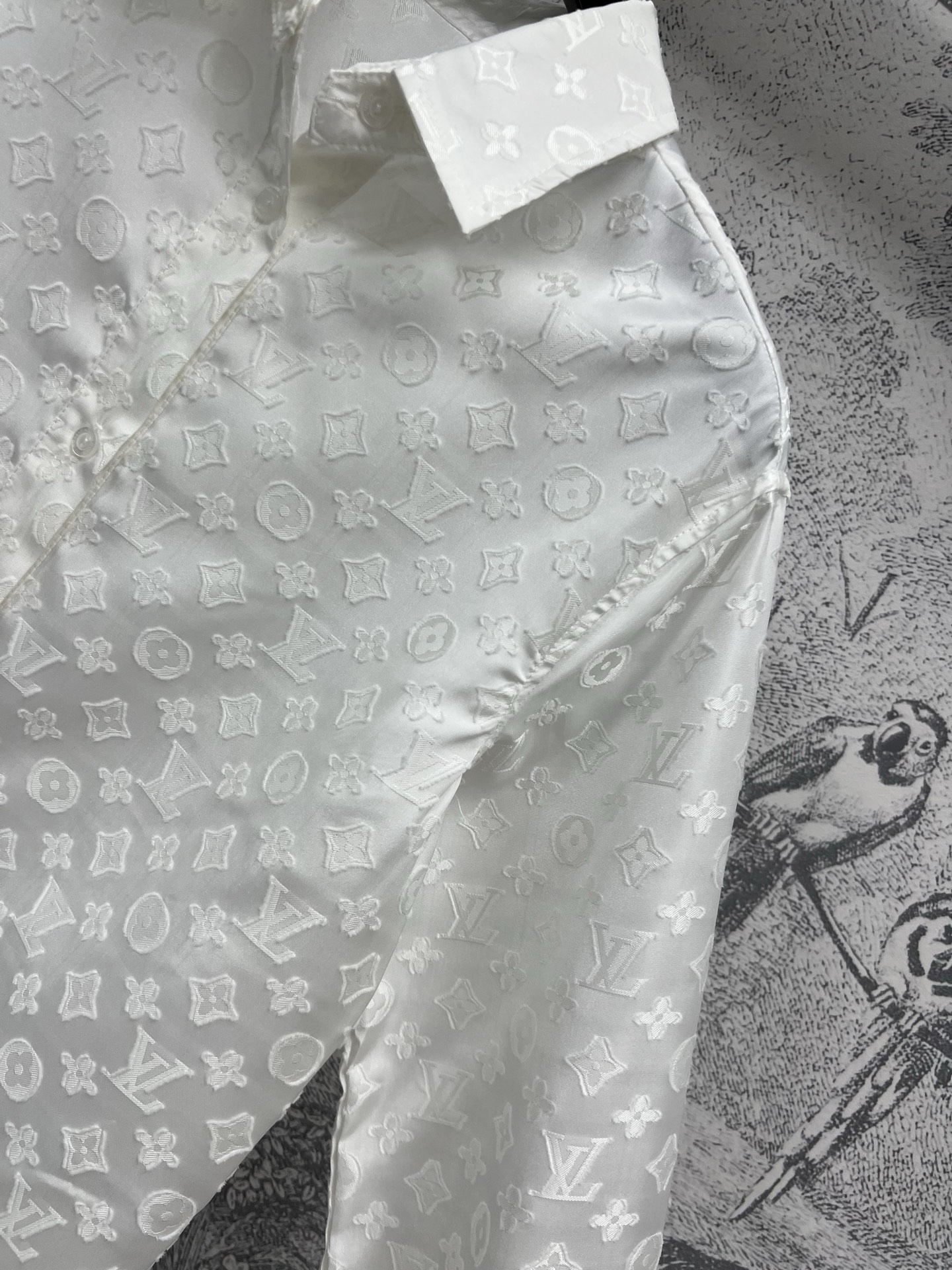 L家 25早春新款 钱币老花提花衬衫 可拆卸翻领设计 一衣两穿 定制的logo提花面料 上身帅气又百搭时