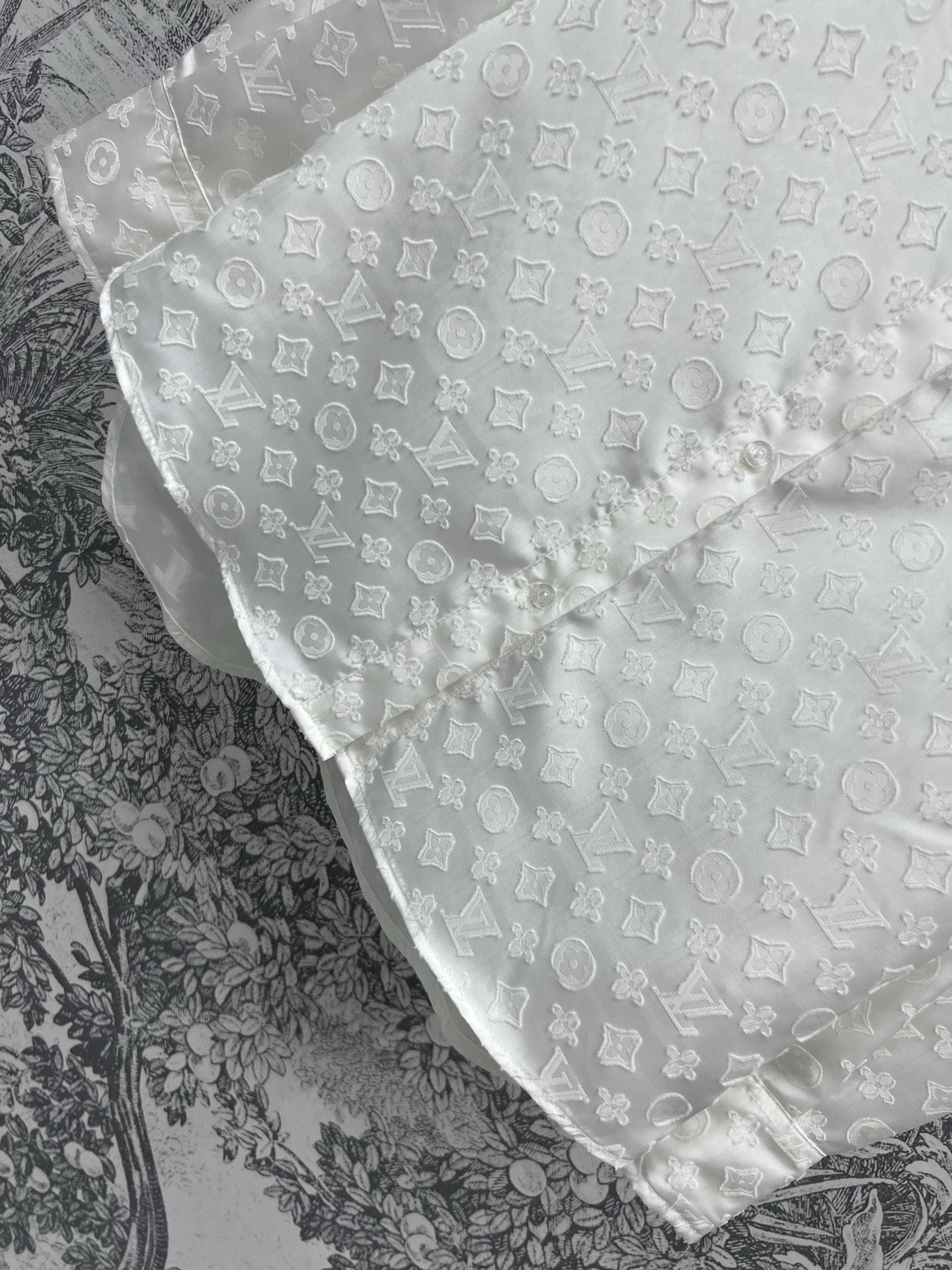 L家 25早春新款 钱币老花提花衬衫 可拆卸翻领设计 一衣两穿 定制的logo提花面料 上身帅气又百搭时