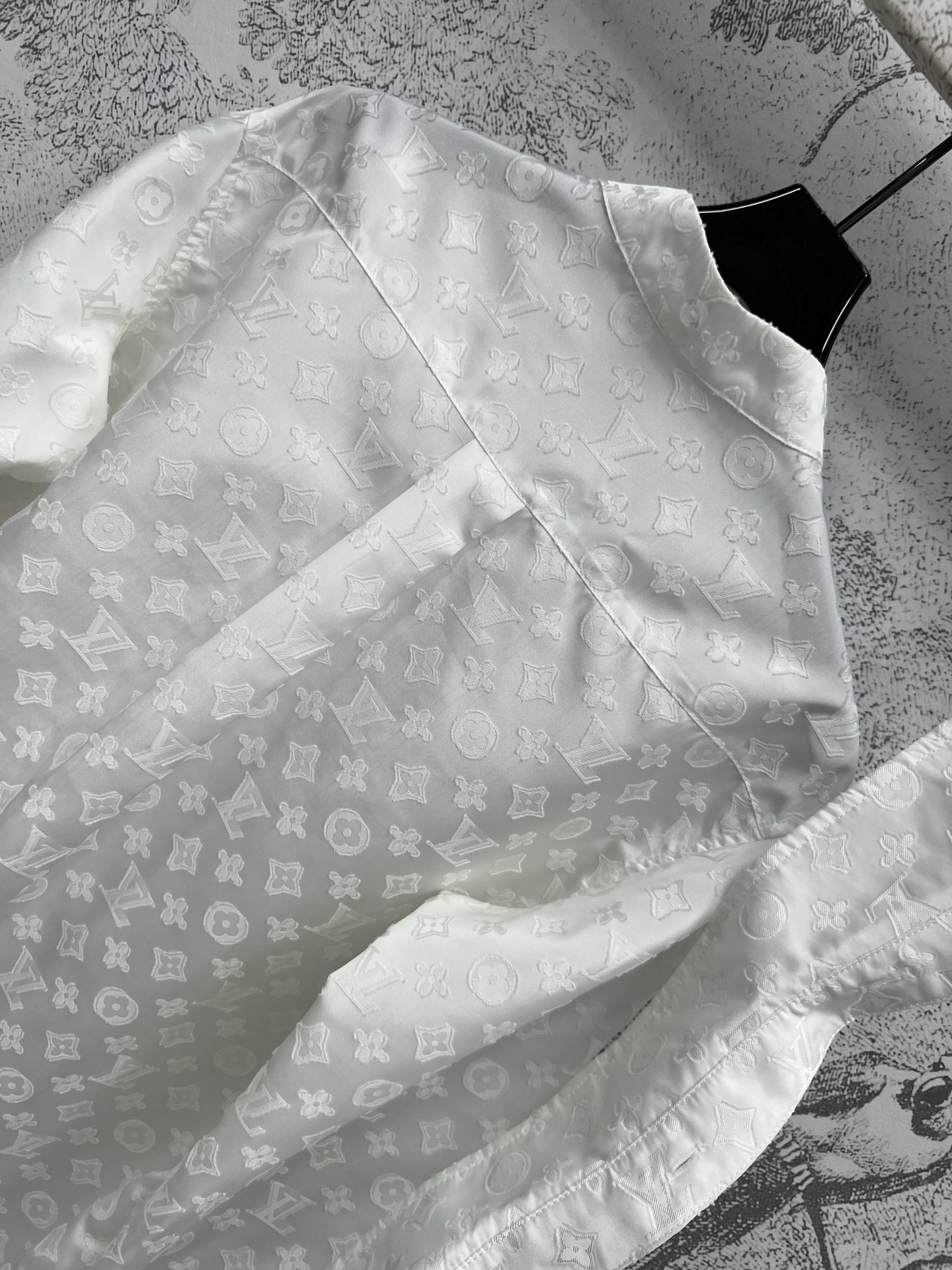 L家 25早春新款 钱币老花提花衬衫 可拆卸翻领设计 一衣两穿 定制的logo提花面料 上身帅气又百搭时