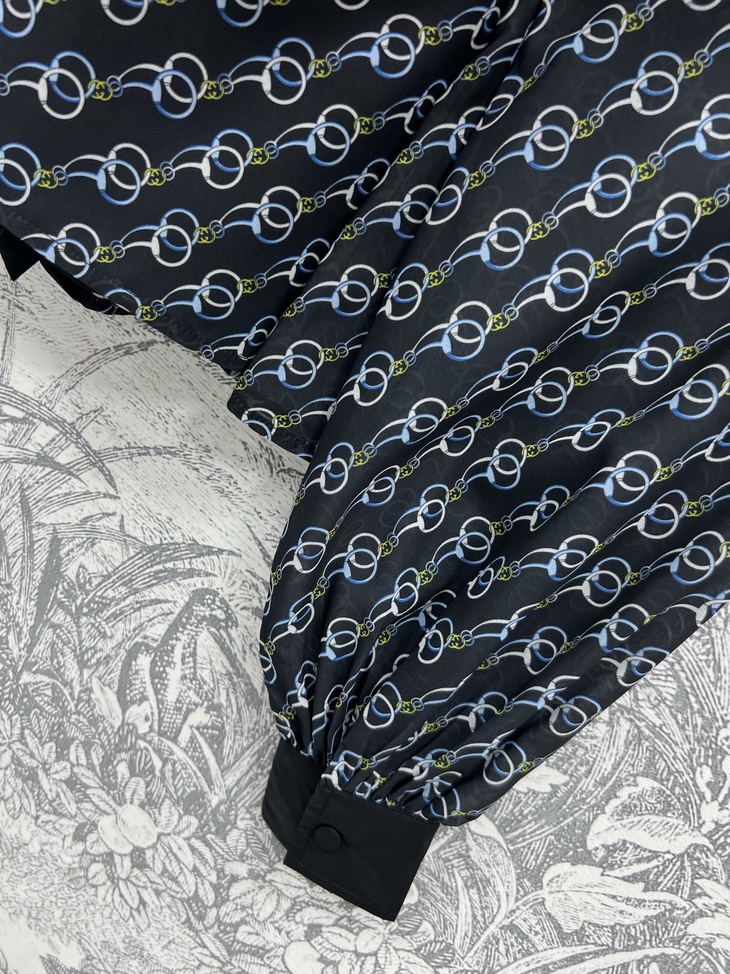 25早春新款 链条⛓️印花套装 衬衫+半身裙 内搭小吊带衬衫搭配高腰拼接百褶裙摆 微透视的链条⛓️印花低