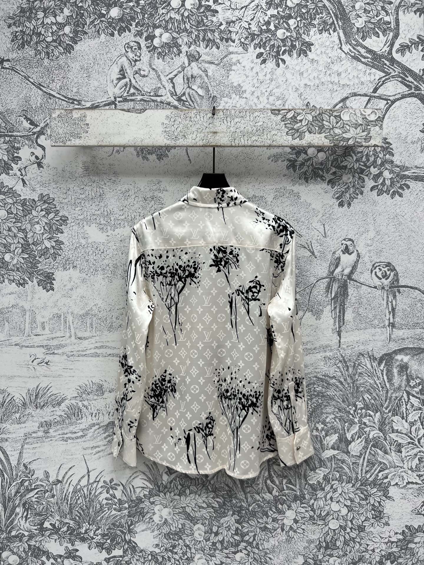 L家 25早春新款 水墨画老花印花休闲套装 翻领衬衫+休闲裤 一套搭配上身飘逸灵动又气质 复古又优雅的水