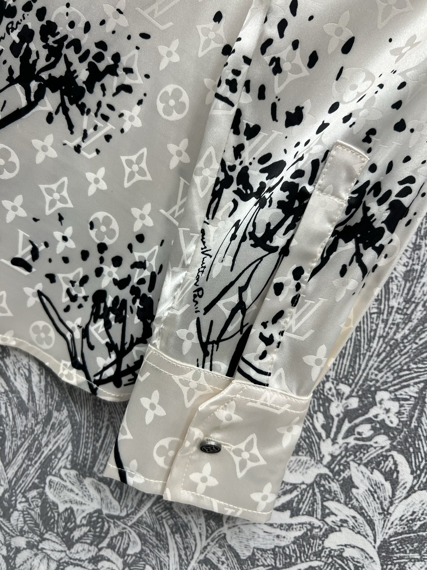 L家 25早春新款 水墨画老花印花休闲套装 翻领衬衫+休闲裤 一套搭配上身飘逸灵动又气质 复古又优雅的水