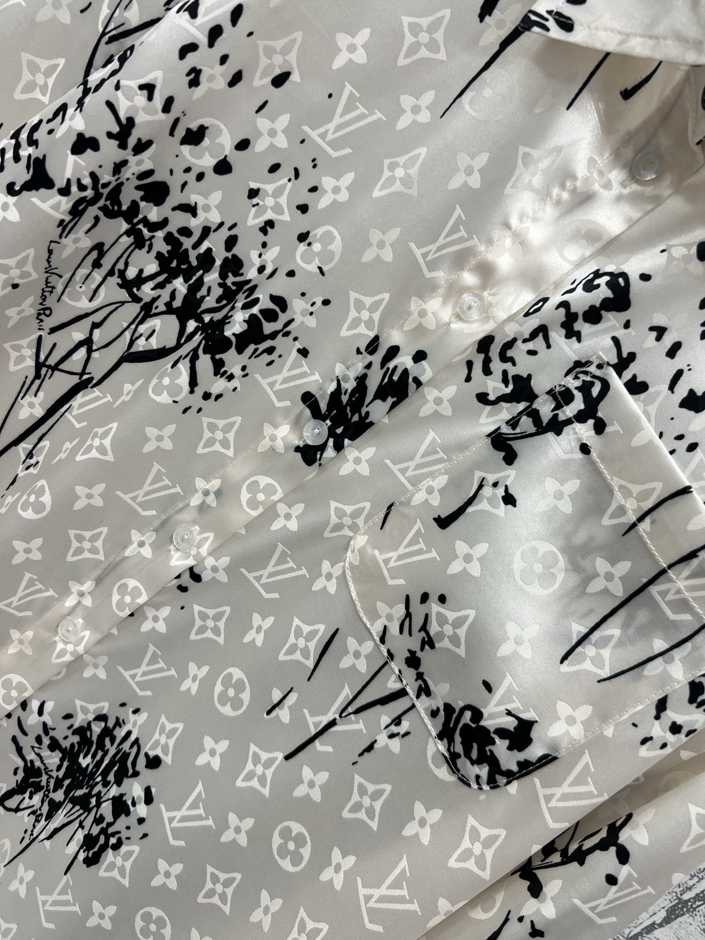 L家 25早春新款 水墨画老花印花休闲套装 翻领衬衫+休闲裤 一套搭配上身飘逸灵动又气质 复古又优雅的水