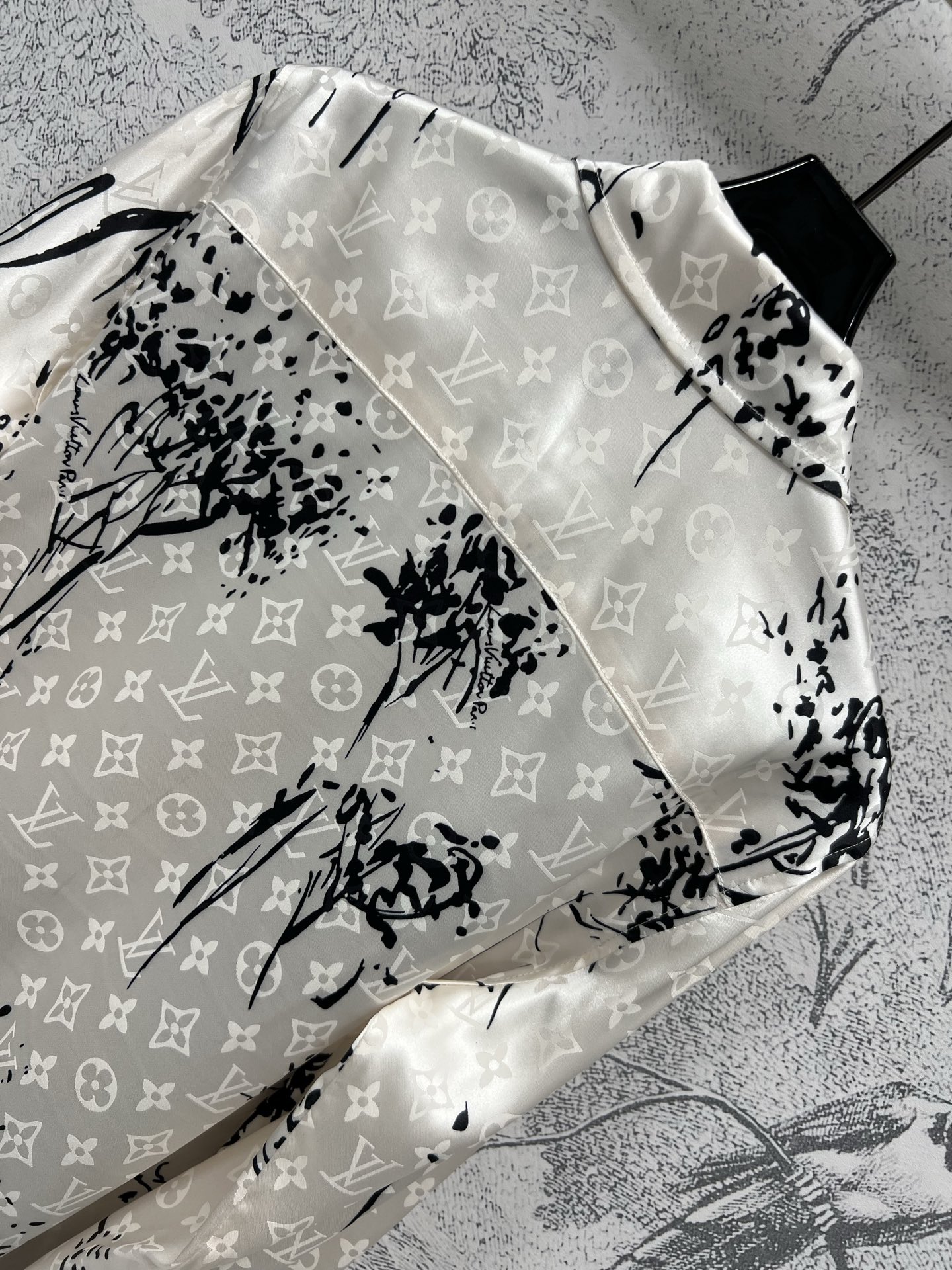 L家 25早春新款 水墨画老花印花休闲套装 翻领衬衫+休闲裤 一套搭配上身飘逸灵动又气质 复古又优雅的水