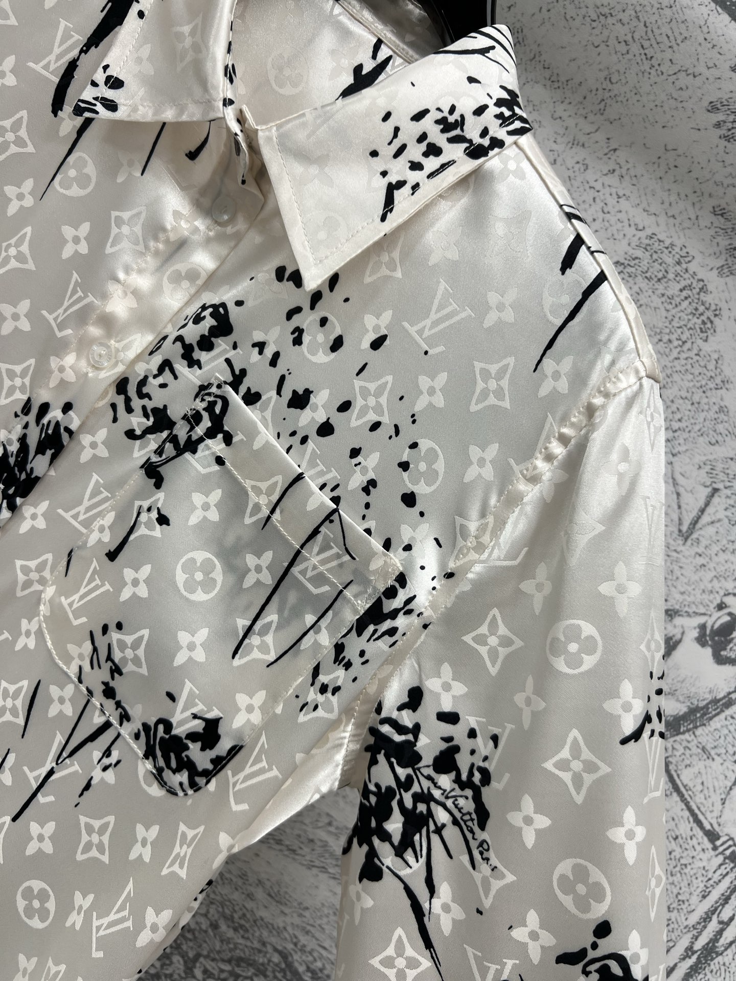 L家 25早春新款 水墨画老花印花休闲套装 翻领衬衫+休闲裤 一套搭配上身飘逸灵动又气质 复古又优雅的水