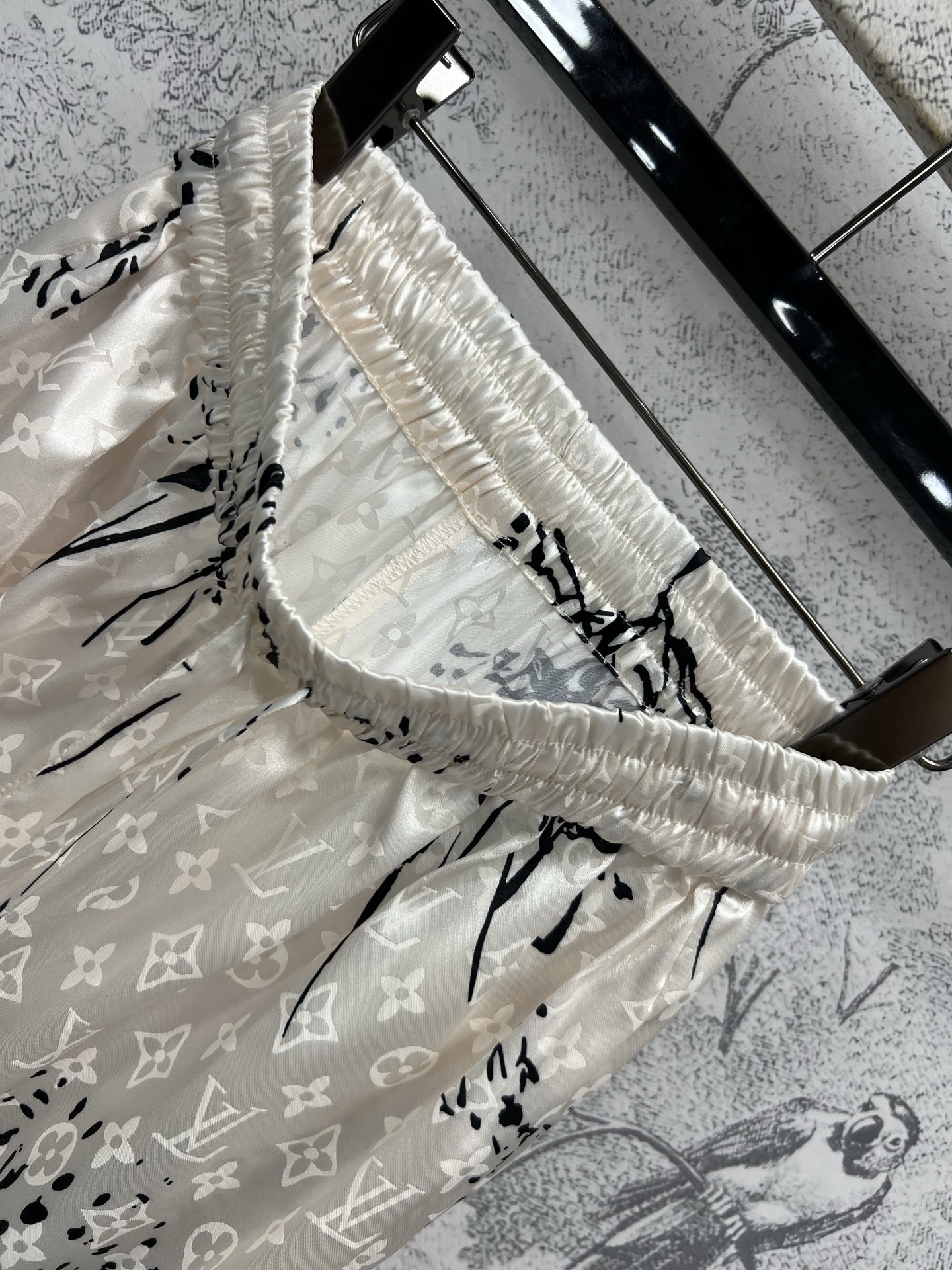 L家 25早春新款 水墨画老花印花休闲套装 翻领衬衫+休闲裤 一套搭配上身飘逸灵动又气质 复古又优雅的水