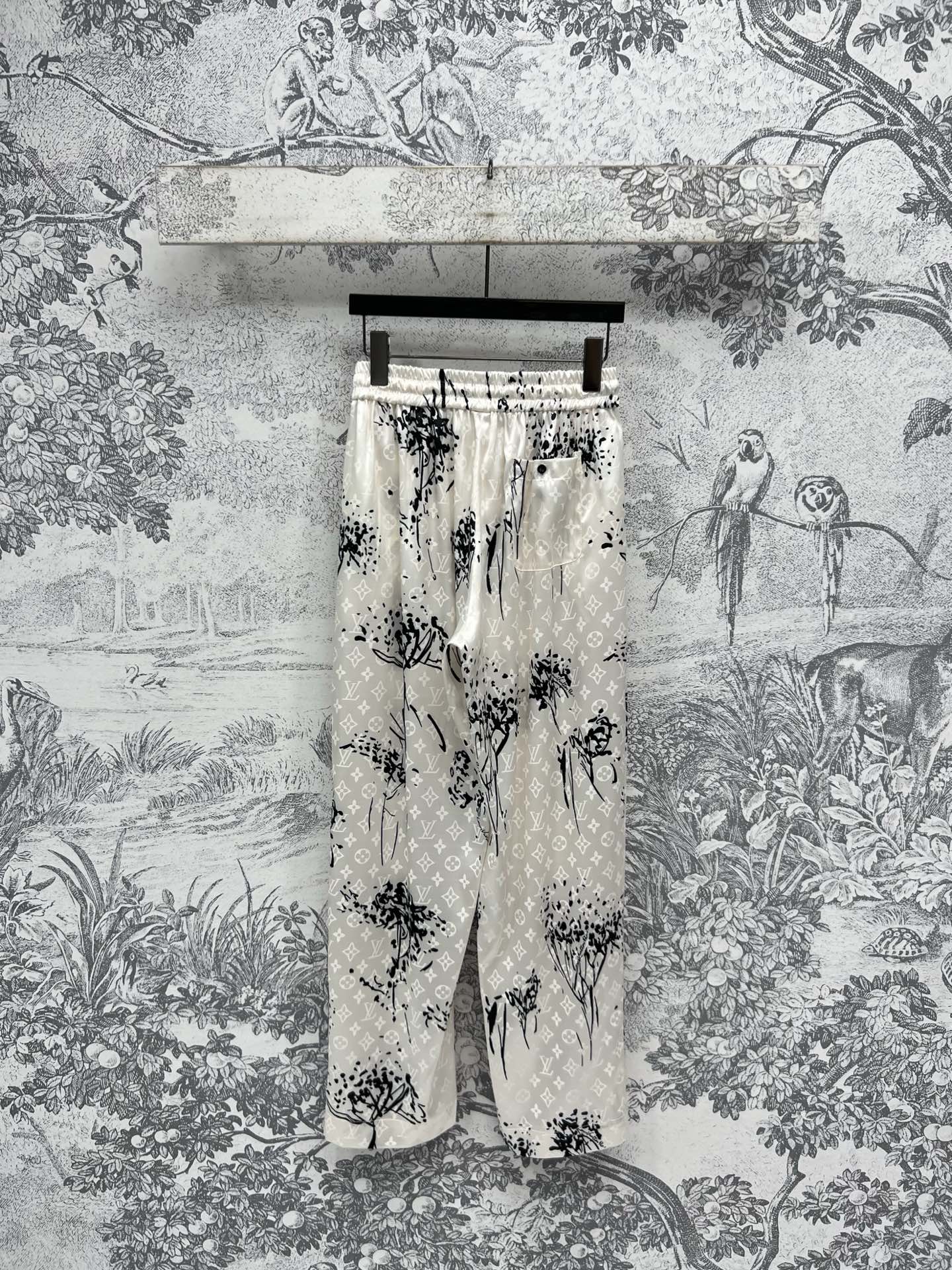 L家 25早春新款 水墨画老花印花休闲套装 翻领衬衫+休闲裤 一套搭配上身飘逸灵动又气质 复古又优雅的水