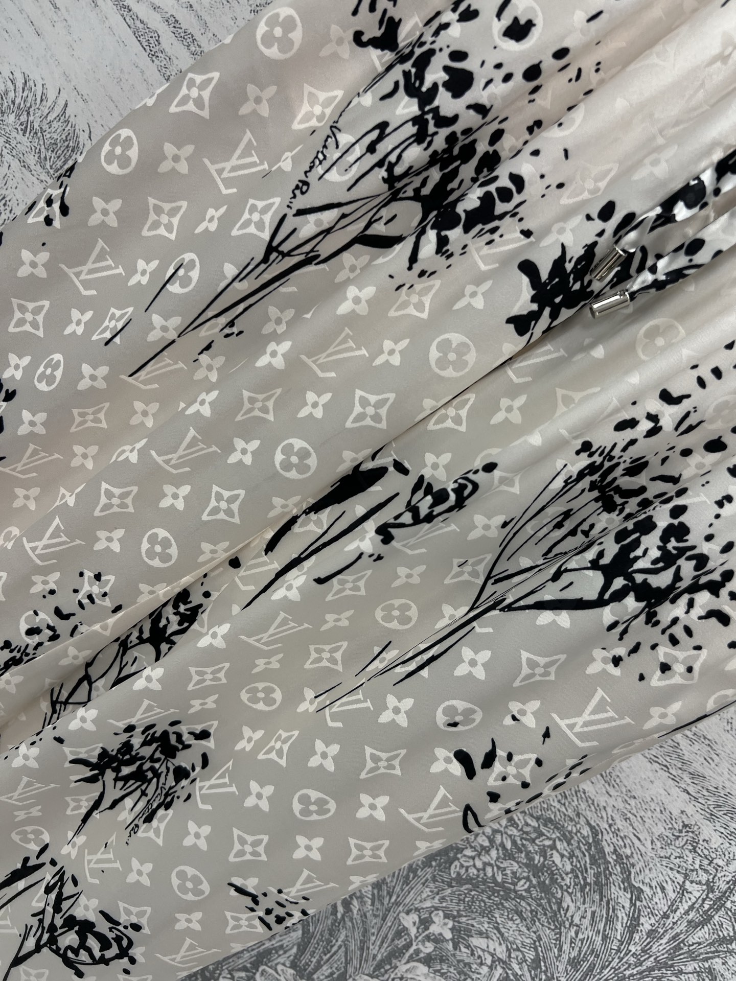L家 25早春新款 水墨画老花印花休闲套装 翻领衬衫+休闲裤 一套搭配上身飘逸灵动又气质 复古又优雅的水