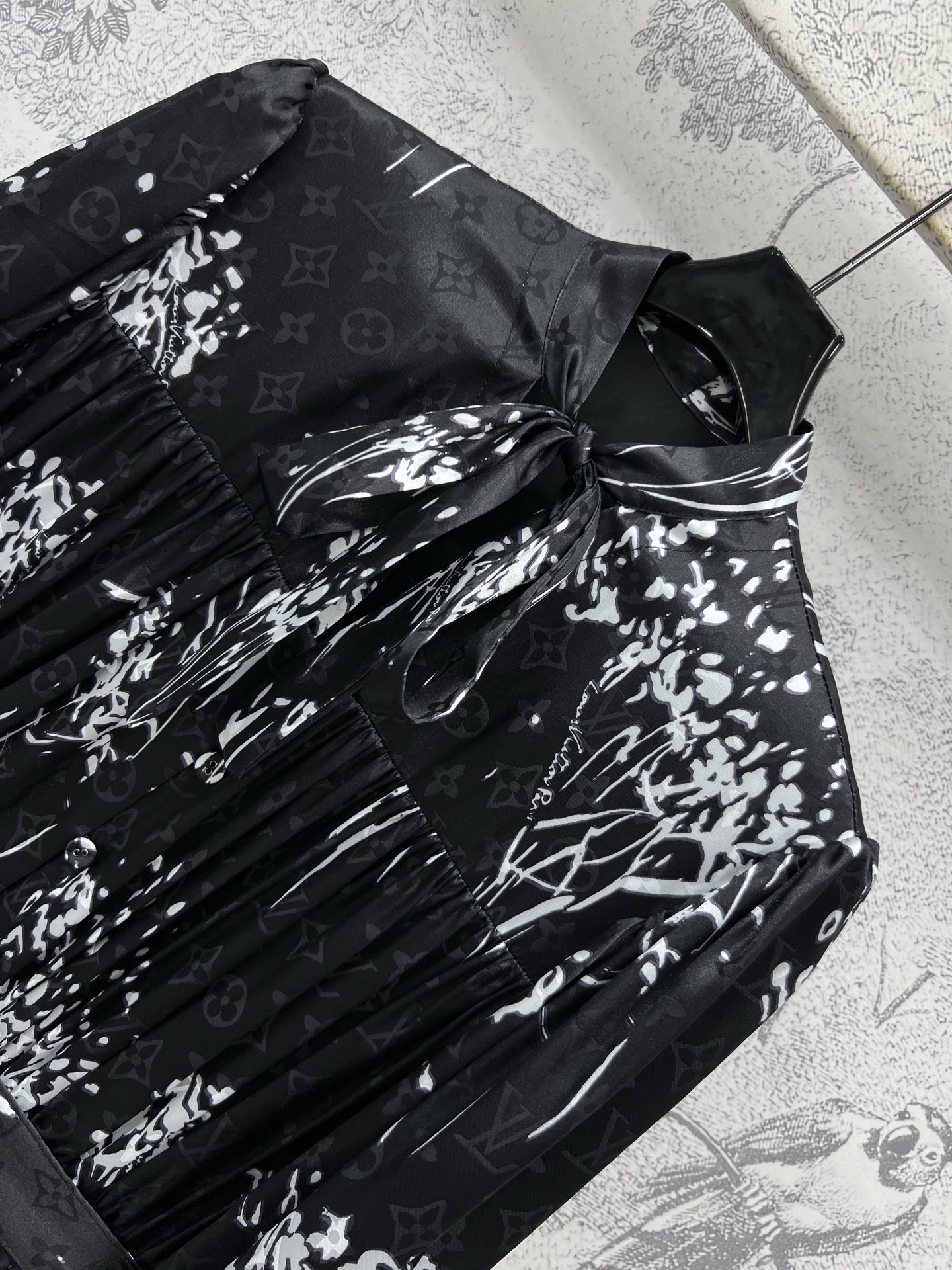 L家 25早春新款 水墨画老花印花连衣裙 立领系带泡泡袖设计 满身的水墨画印花图案 老花提花 低调又时髦