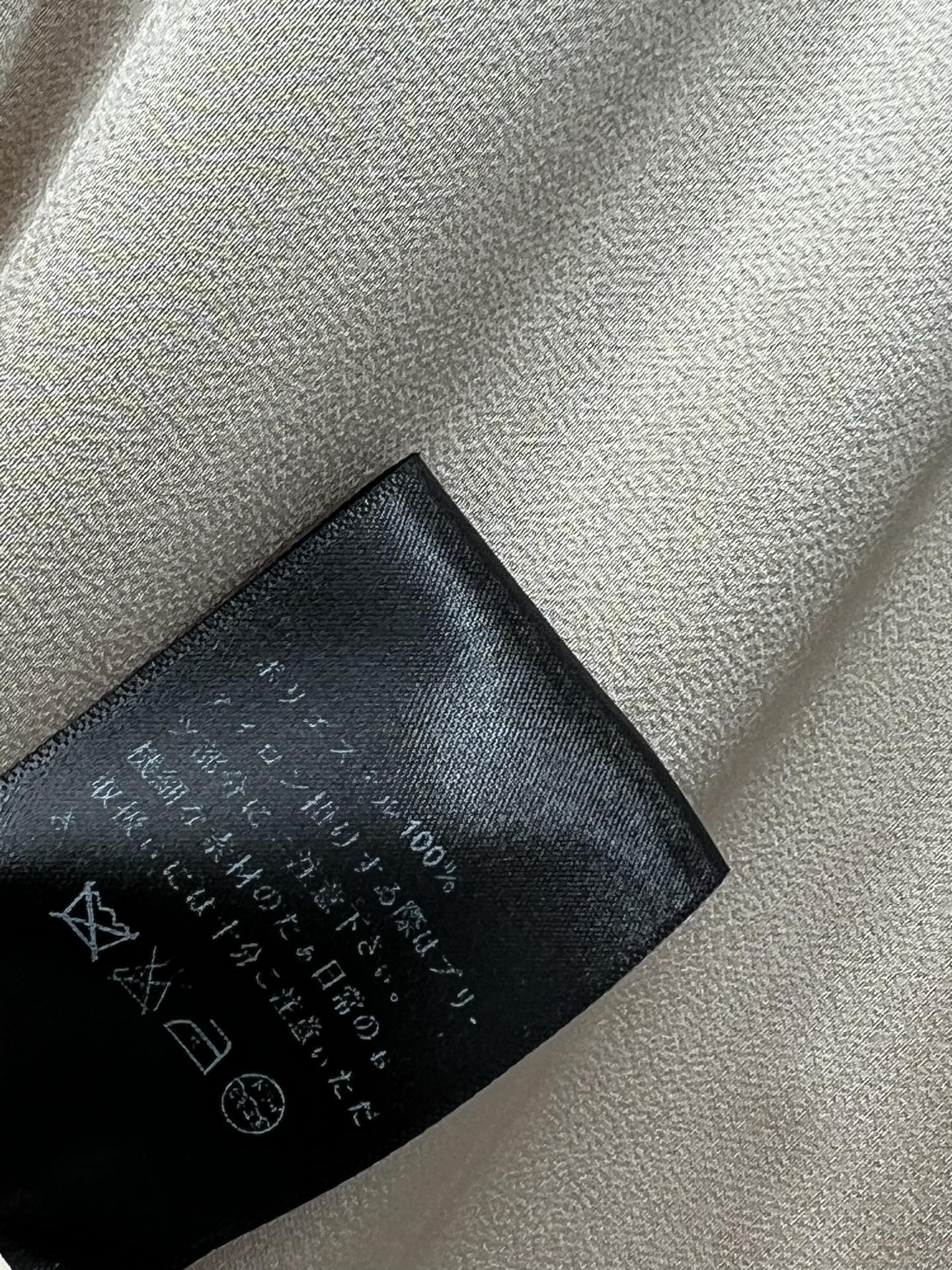 PD家 25早春新款 玫瑰装饰翻领短袖衬衫 高级感醋酸缎面短袖衬衫 翻领玫瑰花装饰率性简约百搭时尚单品 