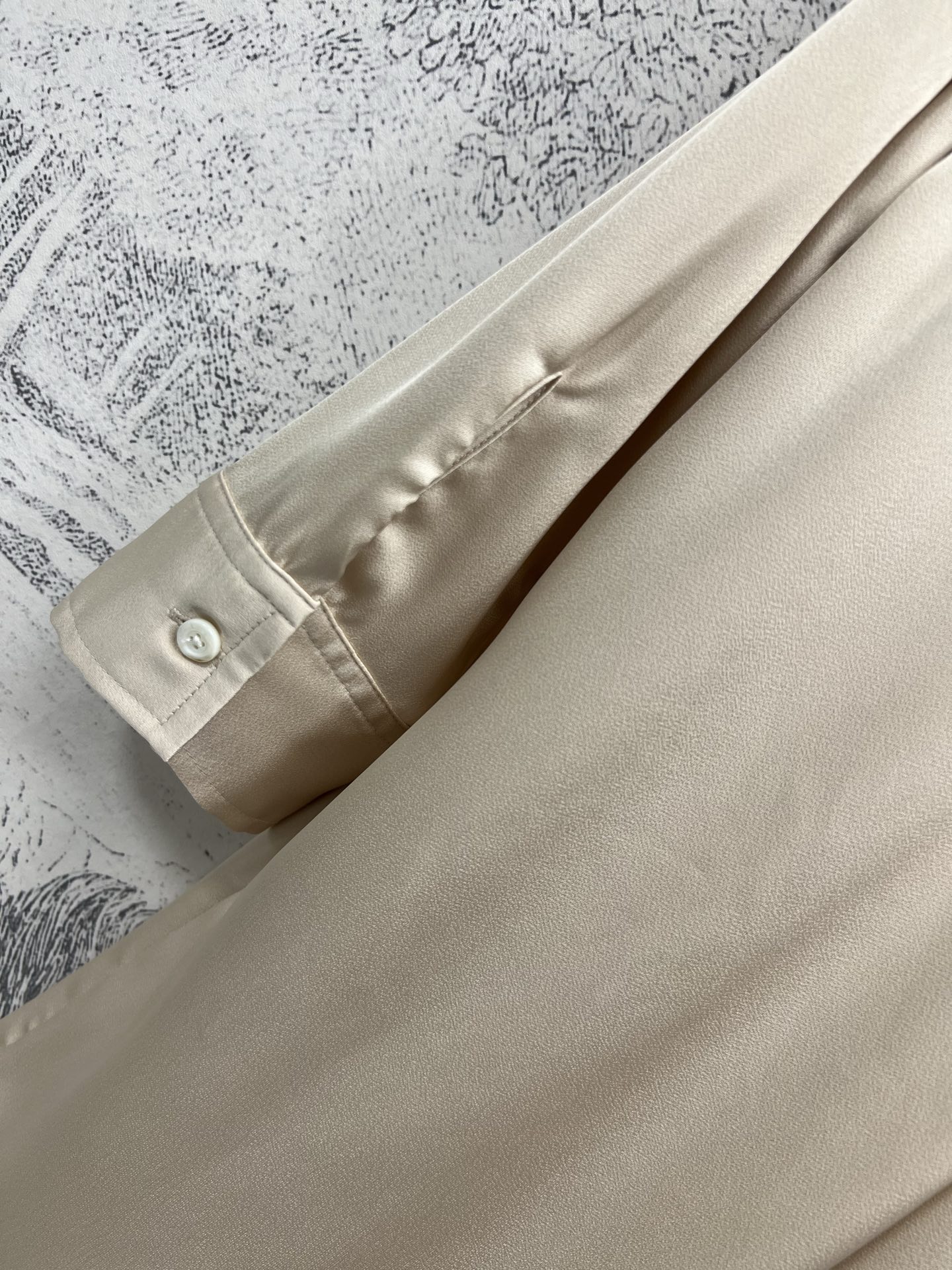 PD家 25早春新款 玫瑰装饰翻领短袖衬衫 高级感醋酸缎面短袖衬衫 翻领玫瑰花装饰率性简约百搭时尚单品 
