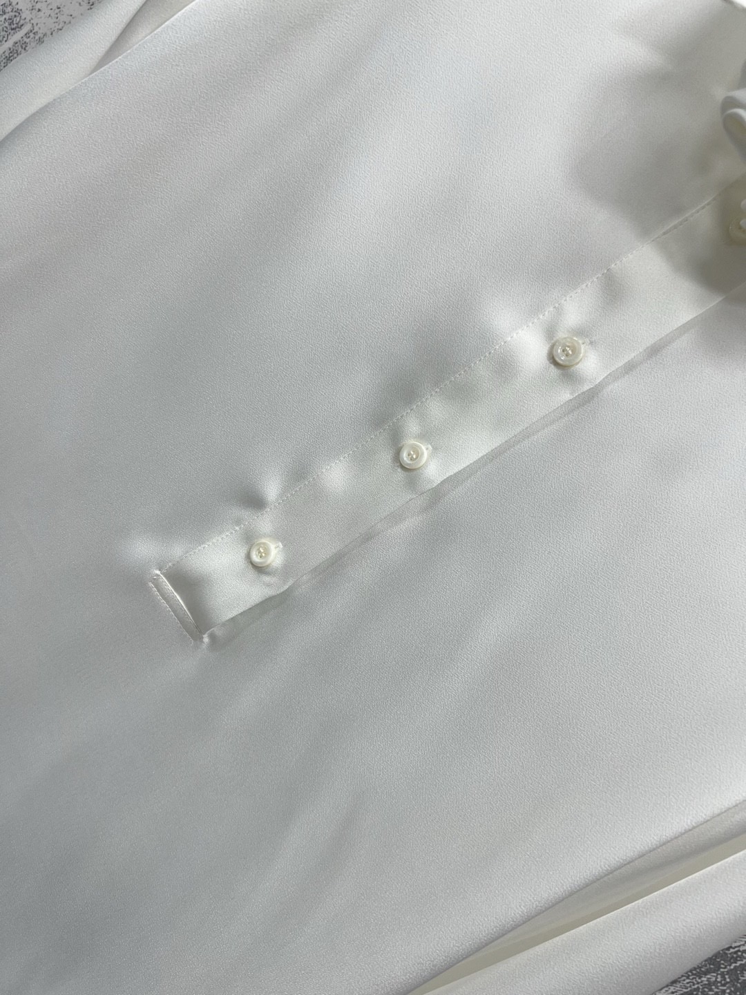 PD家 25早春新款 玫瑰装饰翻领长袖衬衫 高级感醋酸缎面长袖衬衫 翻领半排扣玫瑰花装饰率性简约百搭时尚