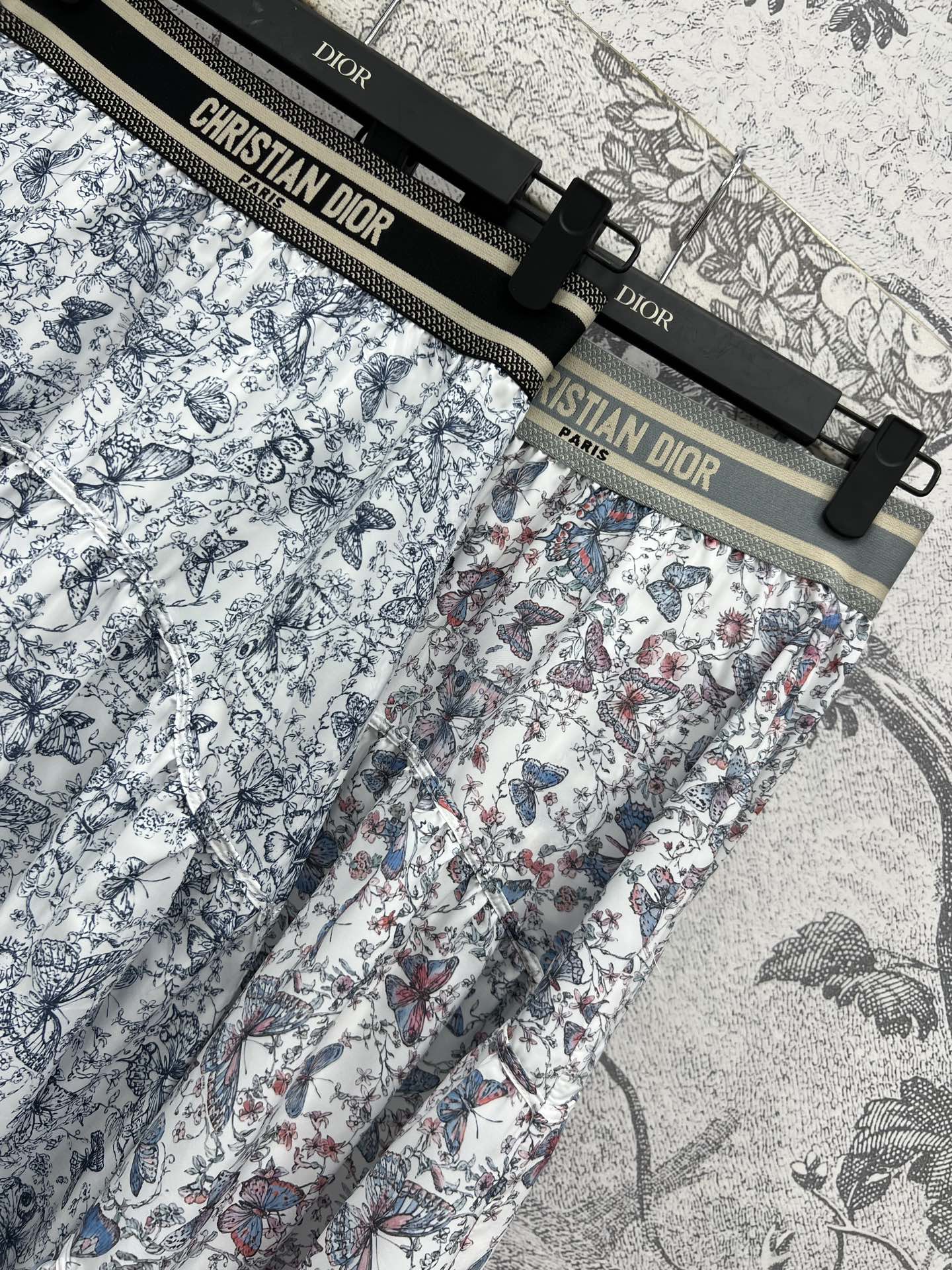 D家 25早春新款 蝴蝶花卉图案半身裙 logo松紧腰设计 蝴蝶花卉印花面料自带立体感画面 logo高腰