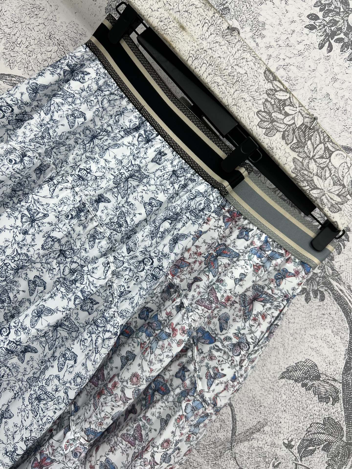 D家 25早春新款 蝴蝶花卉图案半身裙 logo松紧腰设计 蝴蝶花卉印花面料自带立体感画面 logo高腰