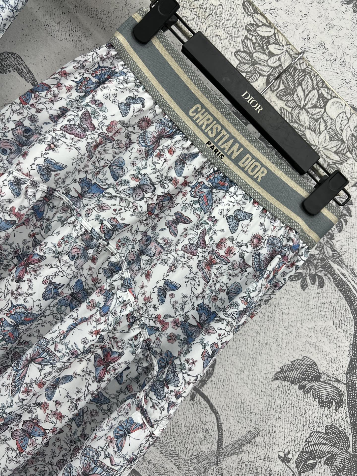 D家 25早春新款 蝴蝶花卉图案半身裙 logo松紧腰设计 蝴蝶花卉印花面料自带立体感画面 logo高腰