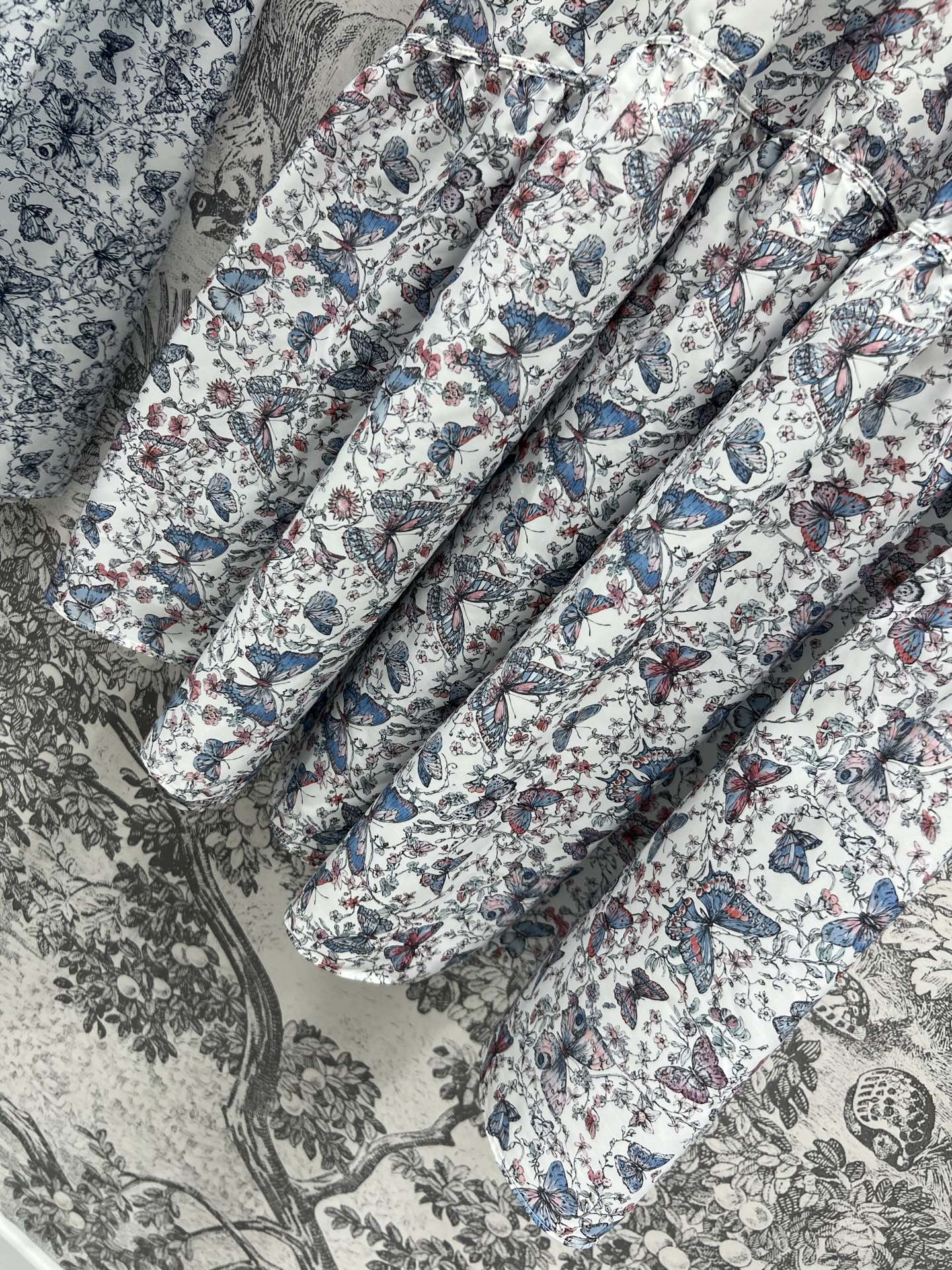 D家 25早春新款 蝴蝶花卉图案半身裙 logo松紧腰设计 蝴蝶花卉印花面料自带立体感画面 logo高腰