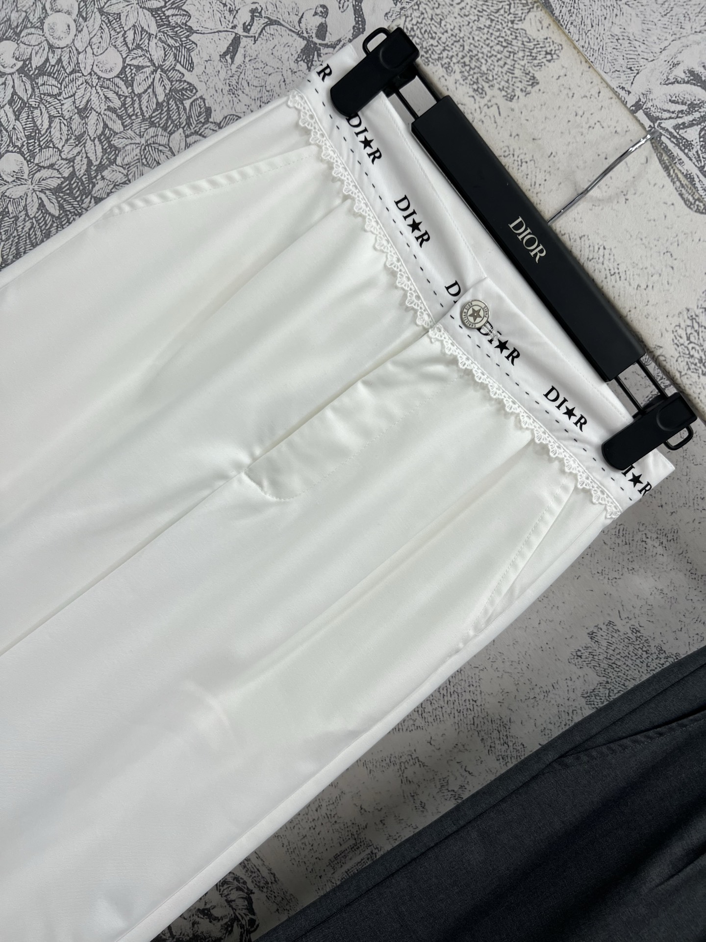 D家 25早春新款 logo高腰阔腿裤  一秒就很显瘦的裤子 logo印花高腰蕾丝点缀直筒阔腿裤型  上
