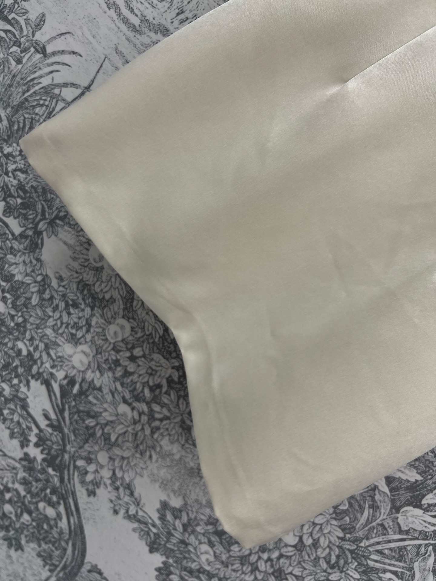D家 25早春新款 手工钉珠圆领连衣裙 泡泡袖收腰修身剪裁 纯手工缝制圆领钉珠工艺镶接 上身自带法式优雅