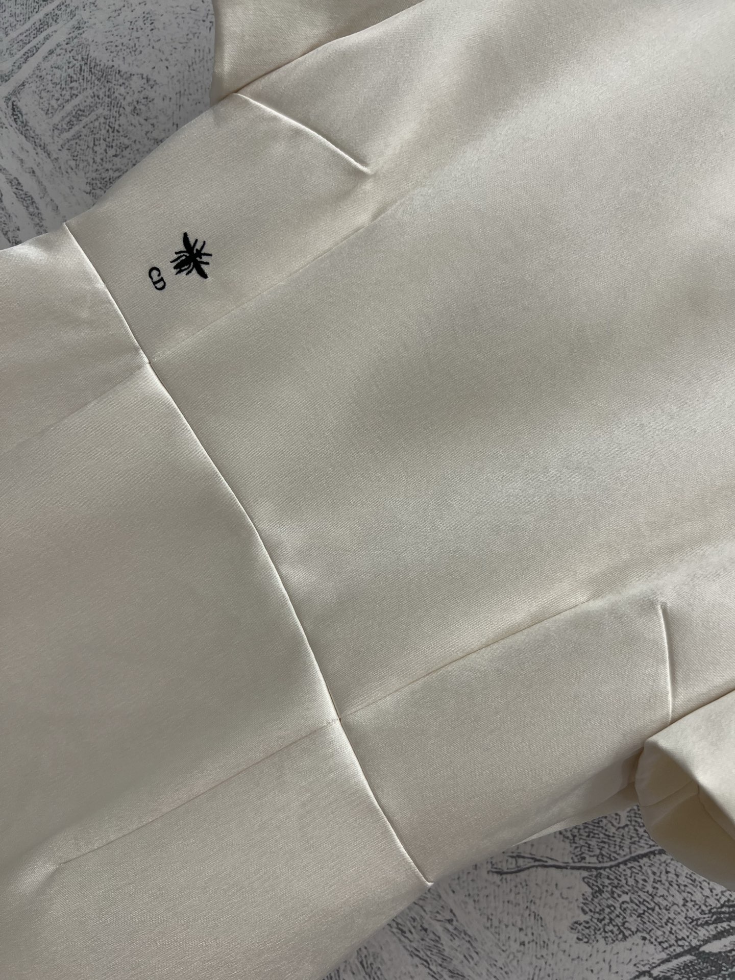 D家 25早春新款 手工钉珠圆领连衣裙 泡泡袖收腰修身剪裁 纯手工缝制圆领钉珠工艺镶接 上身自带法式优雅
