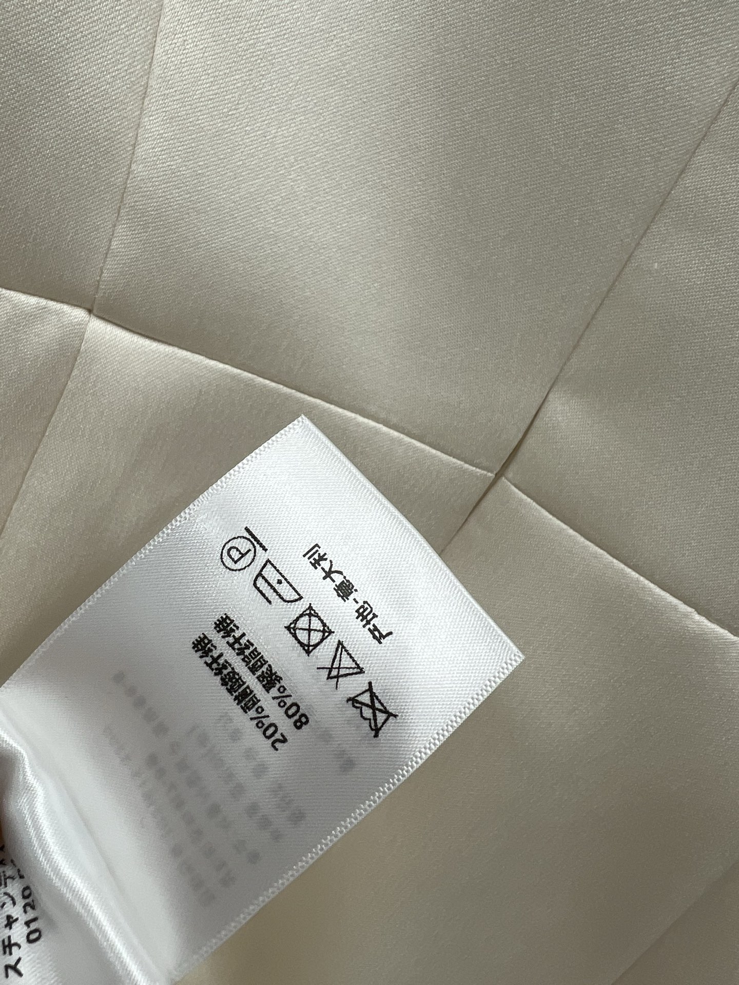D家 25早春新款 手工钉珠圆领连衣裙 泡泡袖收腰修身剪裁 纯手工缝制圆领钉珠工艺镶接 上身自带法式优雅