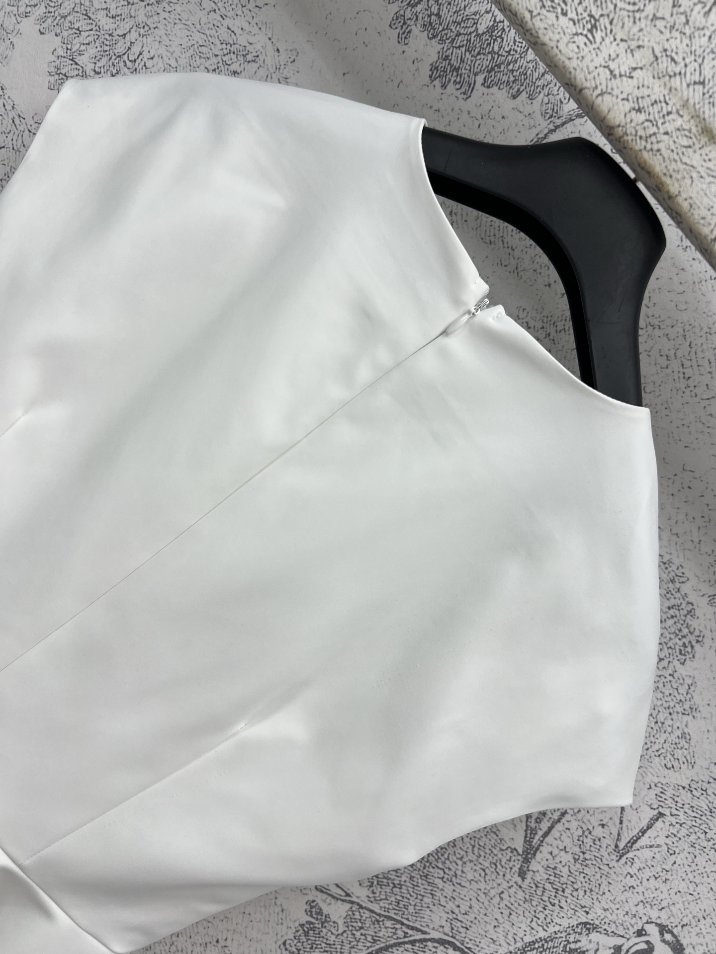 D家 25早春新款 圆领飞飞袖收腰上衣 腰部收腰大衣摆设计 简约又大气 经典刺绣小蜜蜂图案 上身优雅又时