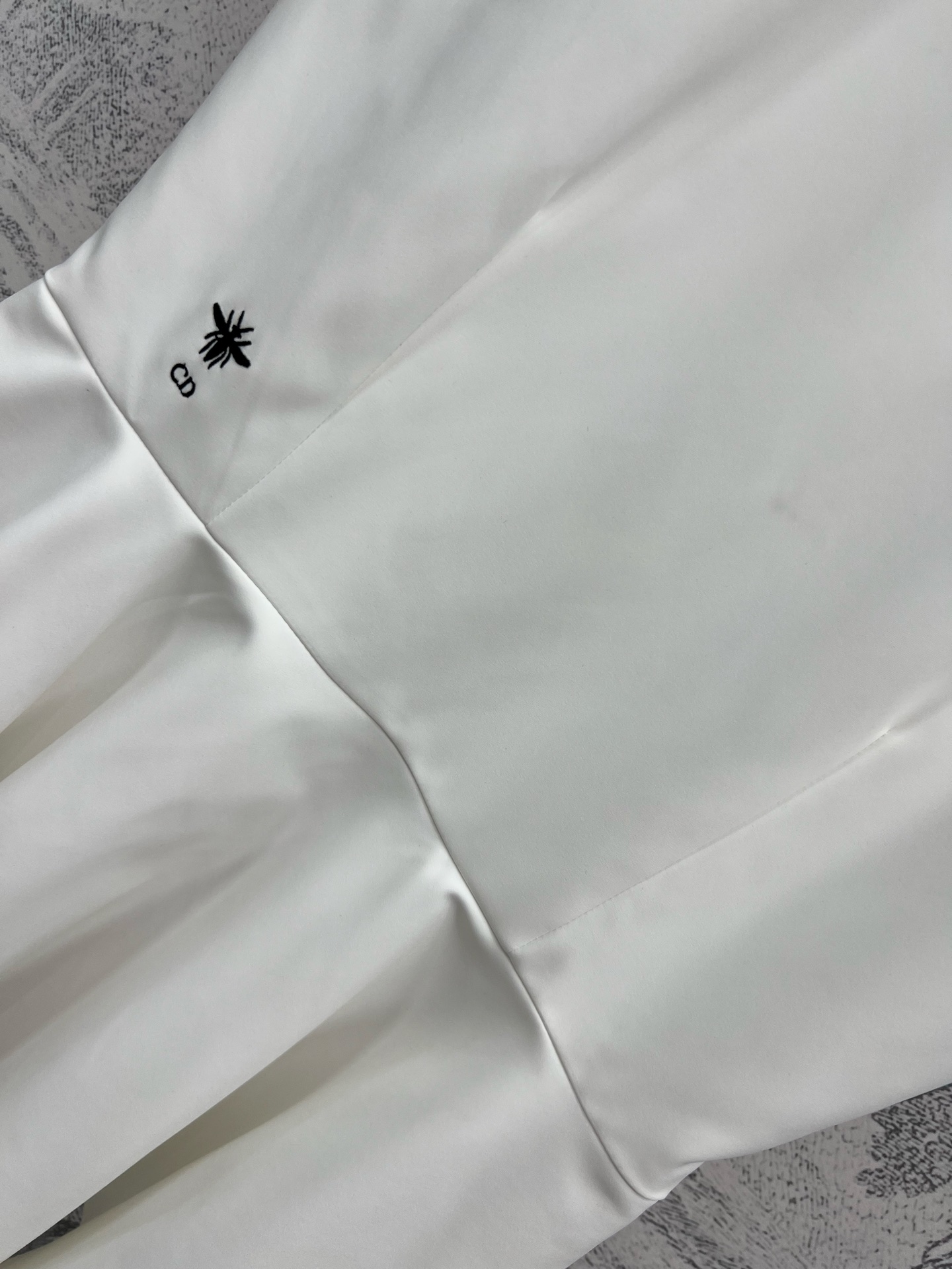 D家 25早春新款 圆领飞飞袖收腰上衣 腰部收腰大衣摆设计 简约又大气 经典刺绣小蜜蜂图案 上身优雅又时