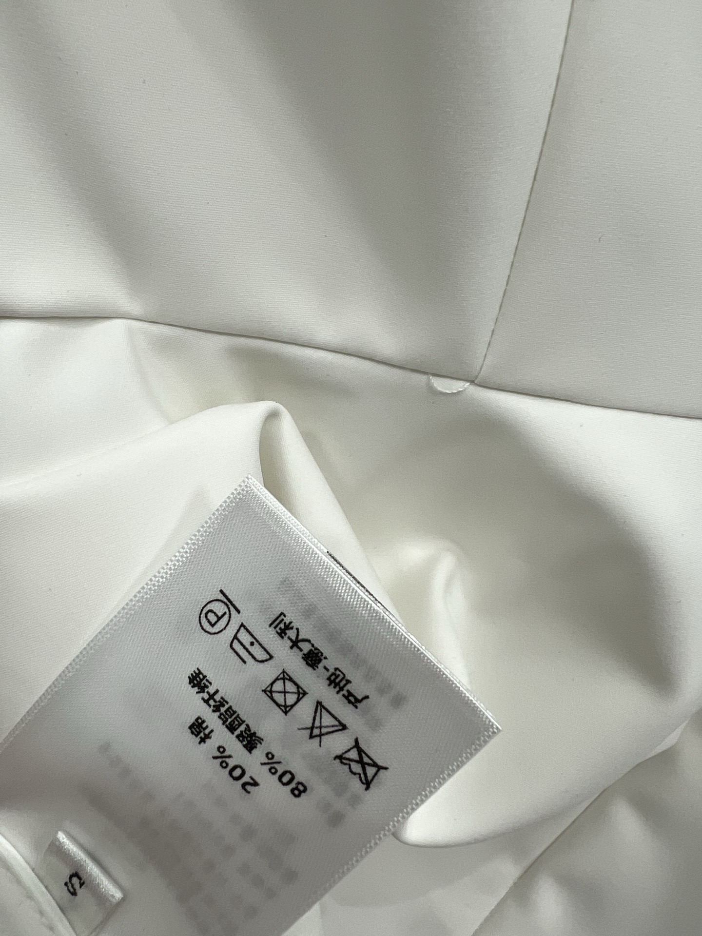 D家 25早春新款 圆领飞飞袖收腰上衣 腰部收腰大衣摆设计 简约又大气 经典刺绣小蜜蜂图案 上身优雅又时