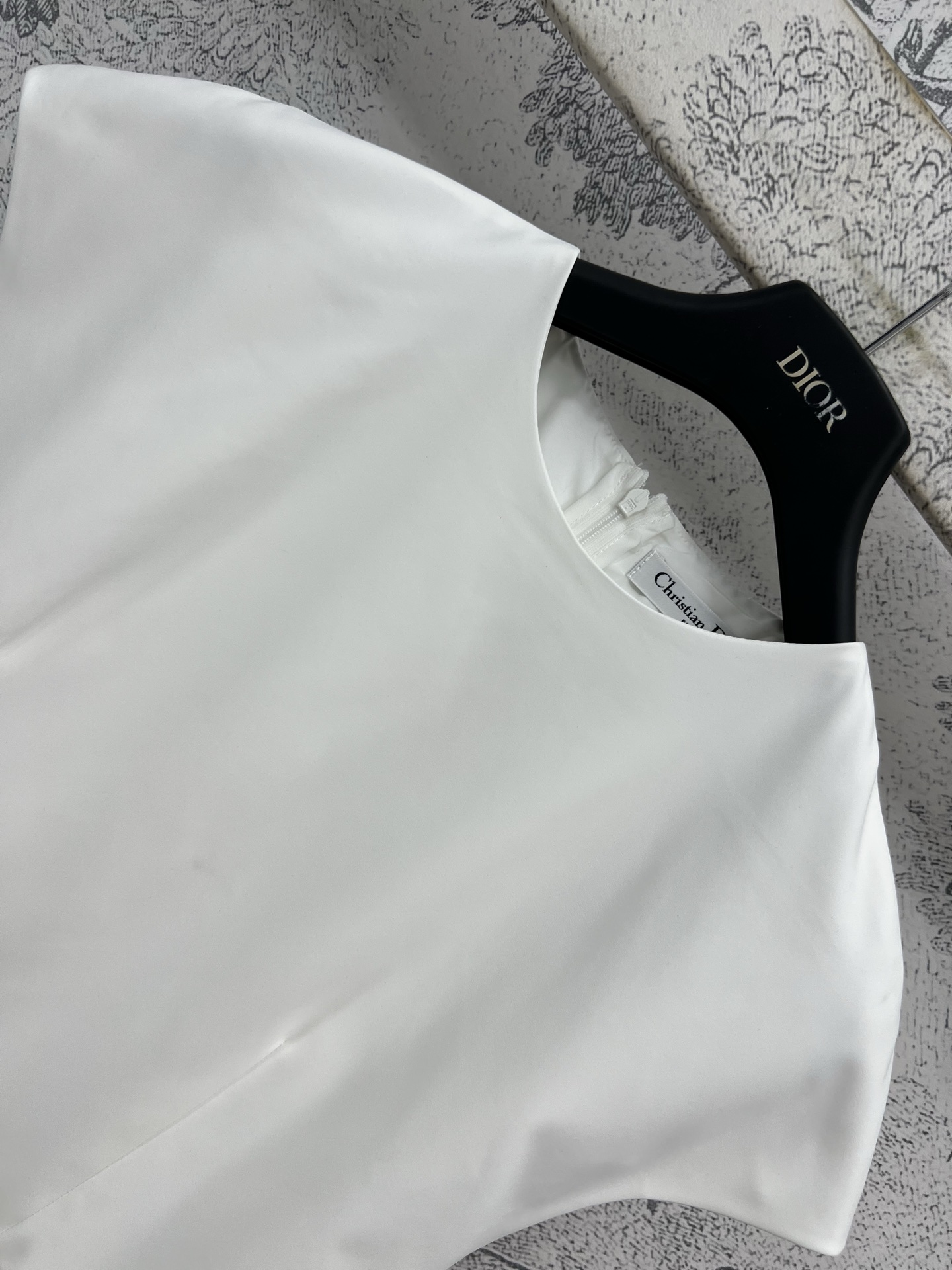 D家 25早春新款 圆领飞飞袖收腰上衣 腰部收腰大衣摆设计 简约又大气 经典刺绣小蜜蜂图案 上身优雅又时