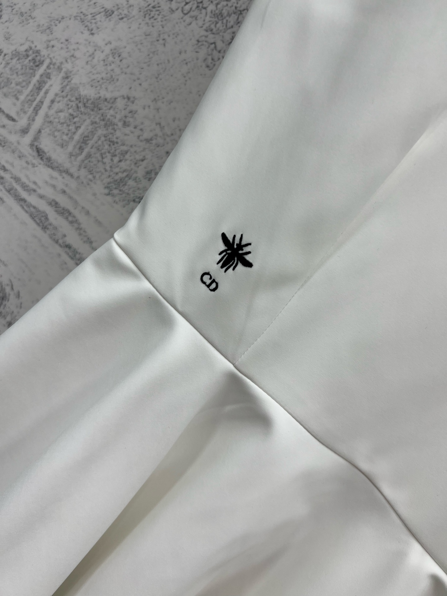 D家 25早春新款 圆领飞飞袖收腰上衣 腰部收腰大衣摆设计 简约又大气 经典刺绣小蜜蜂图案 上身优雅又时