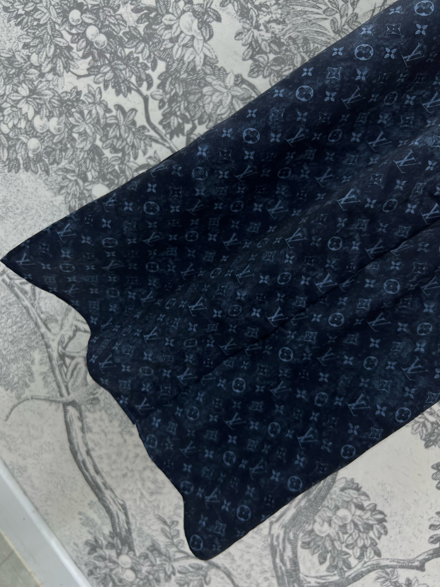 L家 25早春新款 老花系列 抽绳收腰上衣+宽松衬衣+半身裙+直筒裤+抽绳收腰连衣裙 经典的老花低调又时