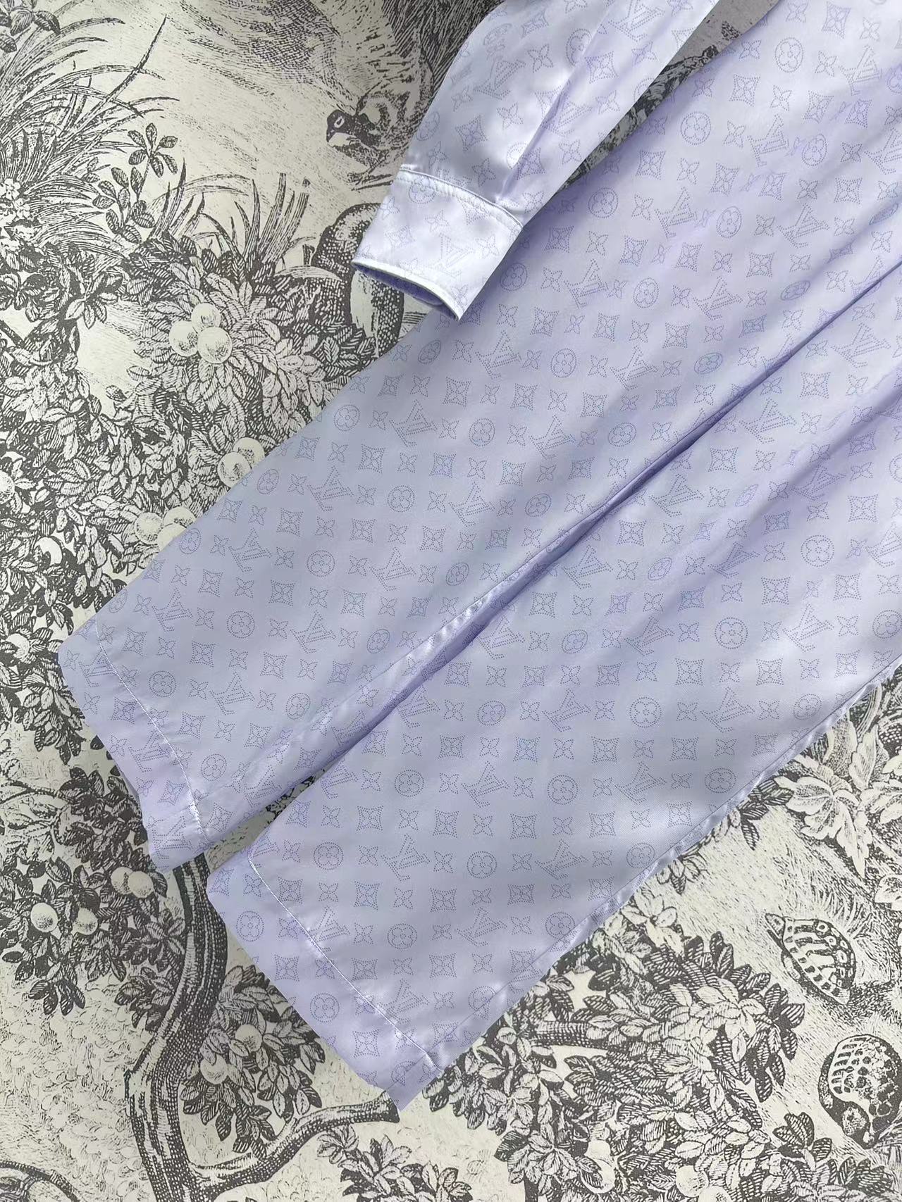 L家 25早春新款 翻领蕾丝装饰短款衬衫+松紧腰休闲裤 高值颜的紫色居家风 经典的老花图案 低调又时髦 