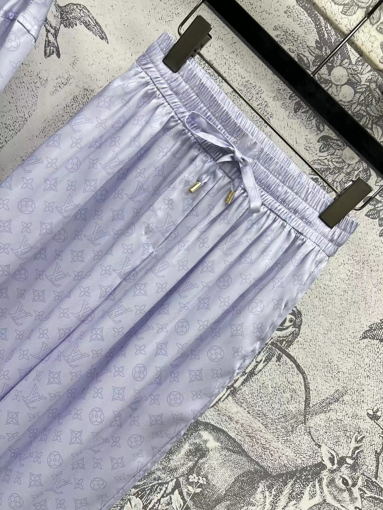 L家 25早春新款 翻领蕾丝装饰短款衬衫+松紧腰休闲裤 高值颜的紫色居家风 经典的老花图案 低调又时髦 