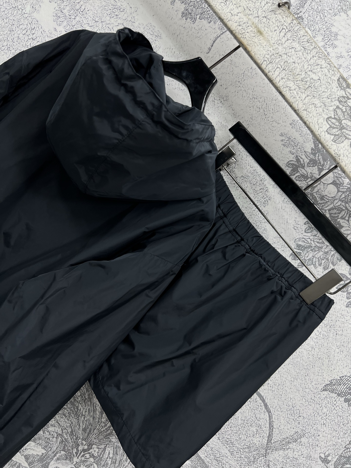 Miu家  25早春新款 连帽休闲防晒套装 纯色冷色系简约又充满高级感 连帽收腰外套+高腰短裙 定位Lo