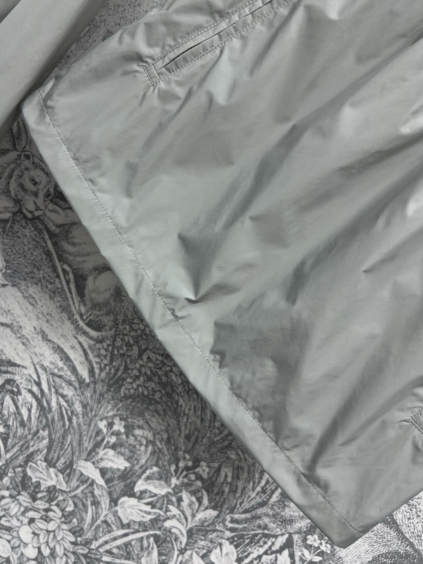 Miu家  25早春新款 连帽休闲防晒套装 纯色冷色系简约又充满高级感 连帽收腰外套+高腰短裙 定位Lo