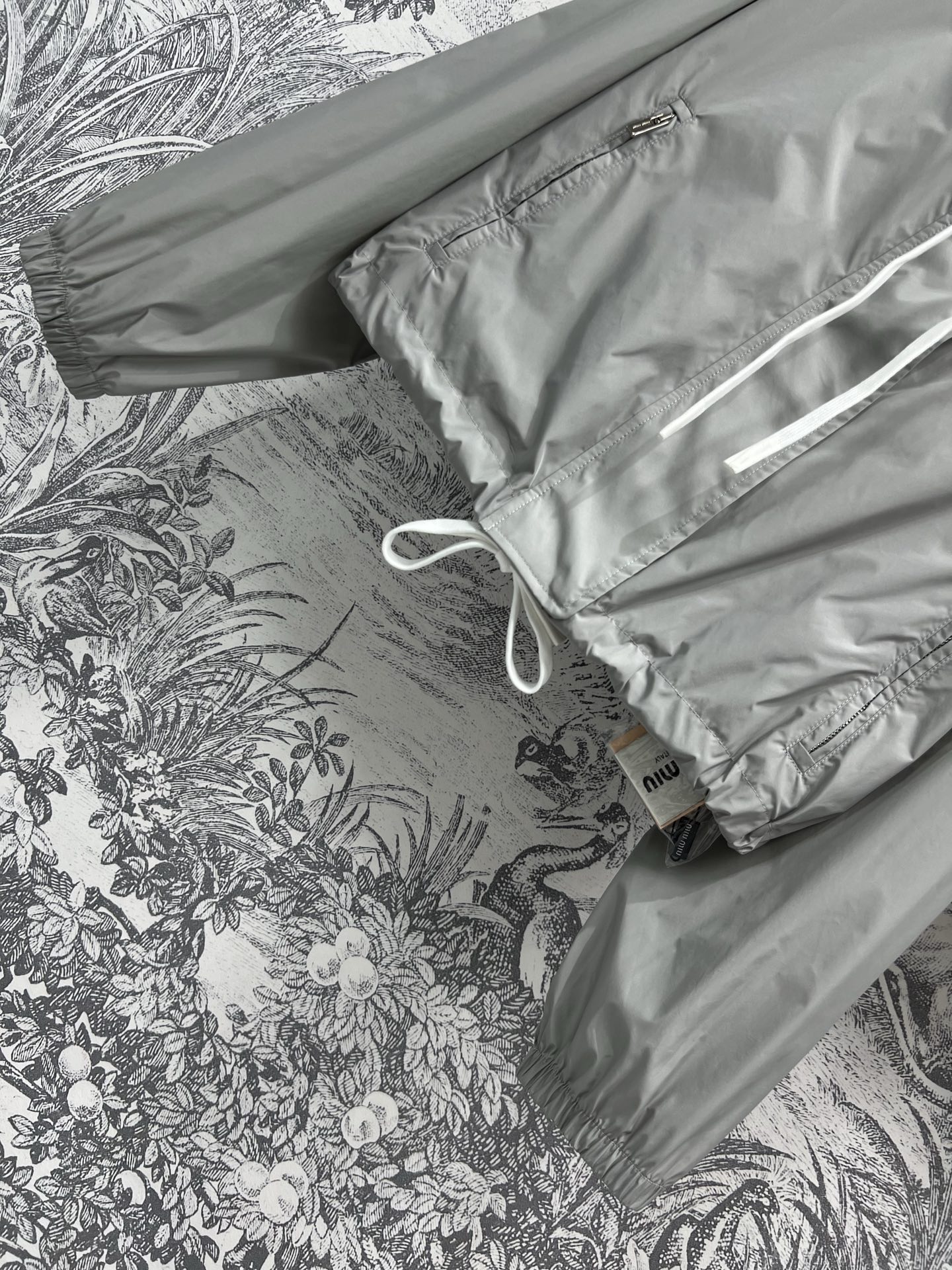 Miu家  25早春新款 连帽休闲防晒套装 纯色冷色系简约又充满高级感 连帽收腰外套+高腰短裙 定位Lo
