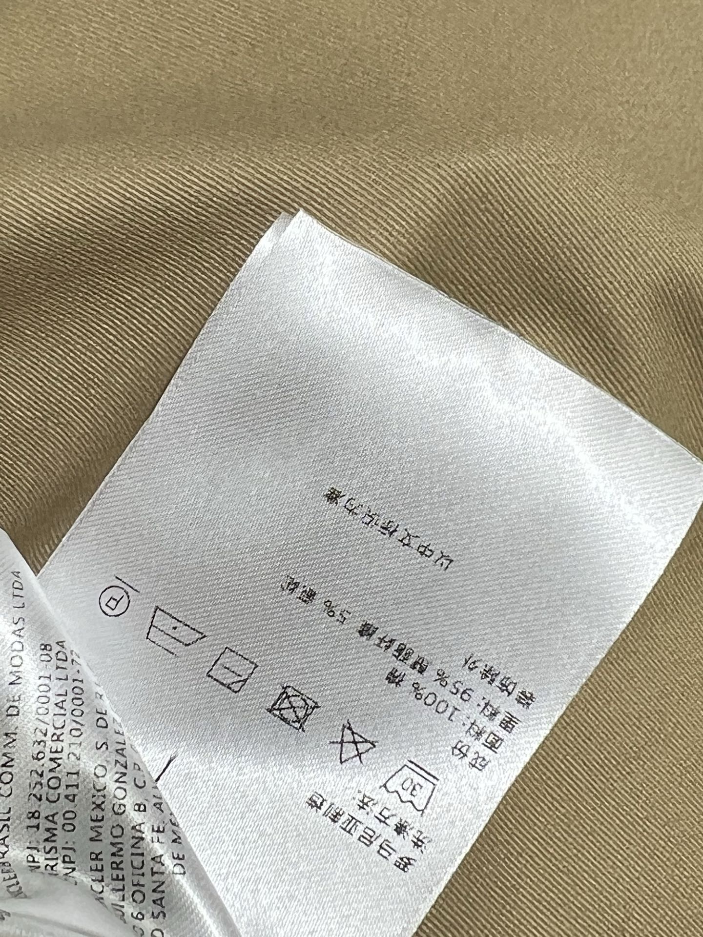 M家 25早春新款 单排扣机能扣装饰 高腰短裙 高腰a字摆设计 定制logo扣饰+口袋装饰 腰间也是机能