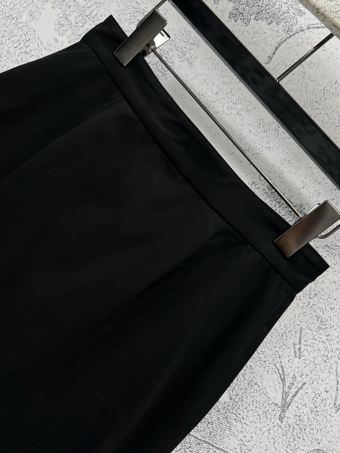 M家 25早春新款 单排扣机能扣装饰 高腰短裙 高腰a字摆设计 定制logo扣饰+口袋装饰 腰间也是机能
