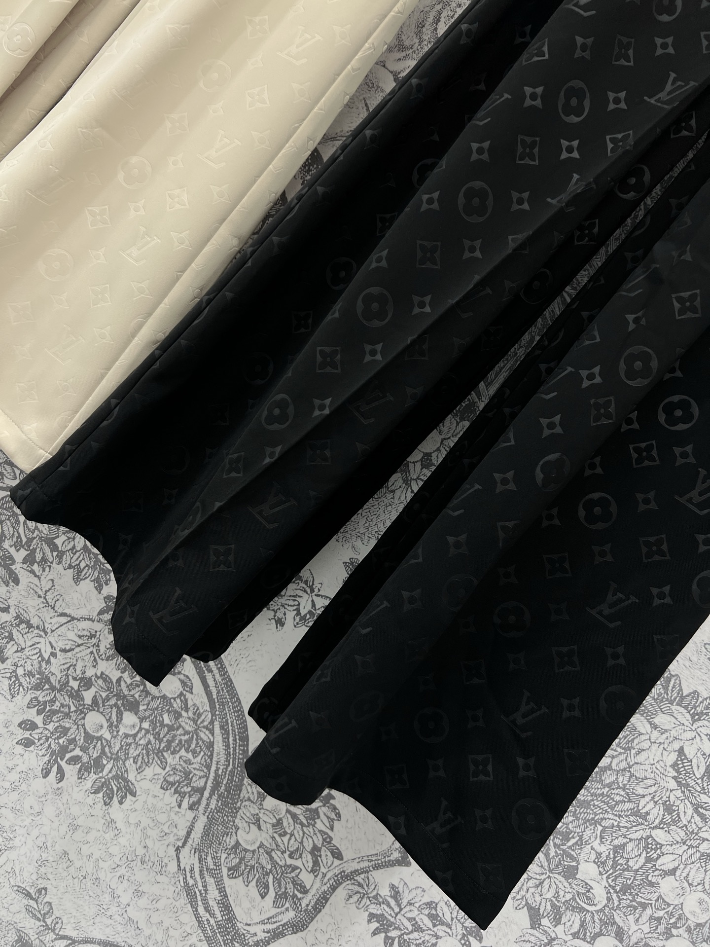 L家 25早春新款 高腰压褶老花阔腿裤 面料垂感舒适透气 高腰设计提升腰线 拉长腿部比例 立即拥有纤细的