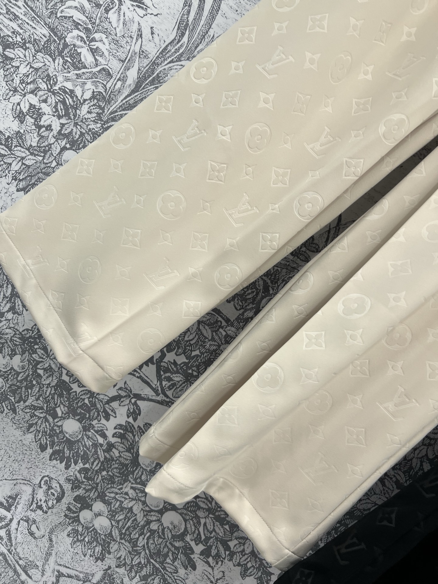 L家 25早春新款 高腰压褶老花阔腿裤 面料垂感舒适透气 高腰设计提升腰线 拉长腿部比例 立即拥有纤细的