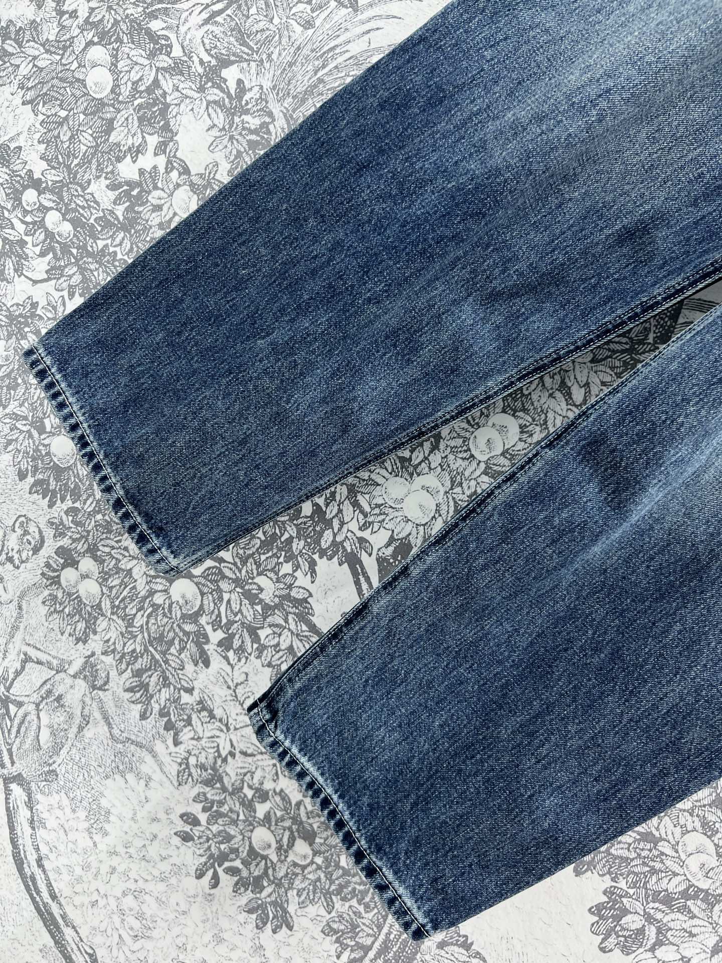 MM6 25早春新款 高腰直筒牛仔裤 四粒扣高腰设计 提高腰线 轻松拉长身材比例  剪裁很赞 修饰腿型于