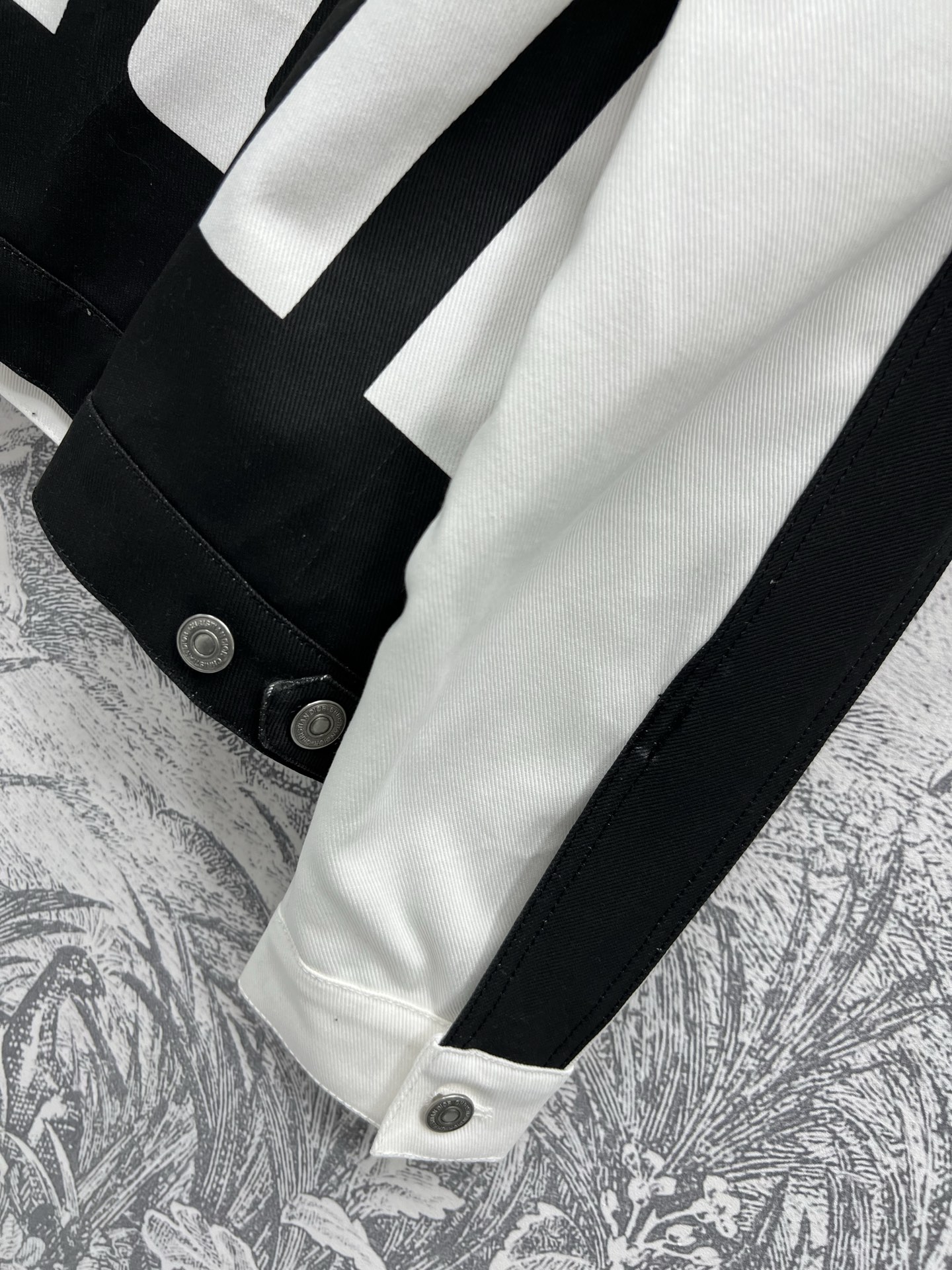 D家 25早春新款 撞色logo牛仔夹克外套 前后后背撞色设计 箱型直身剪裁 打造日常休闲的百搭外套 经