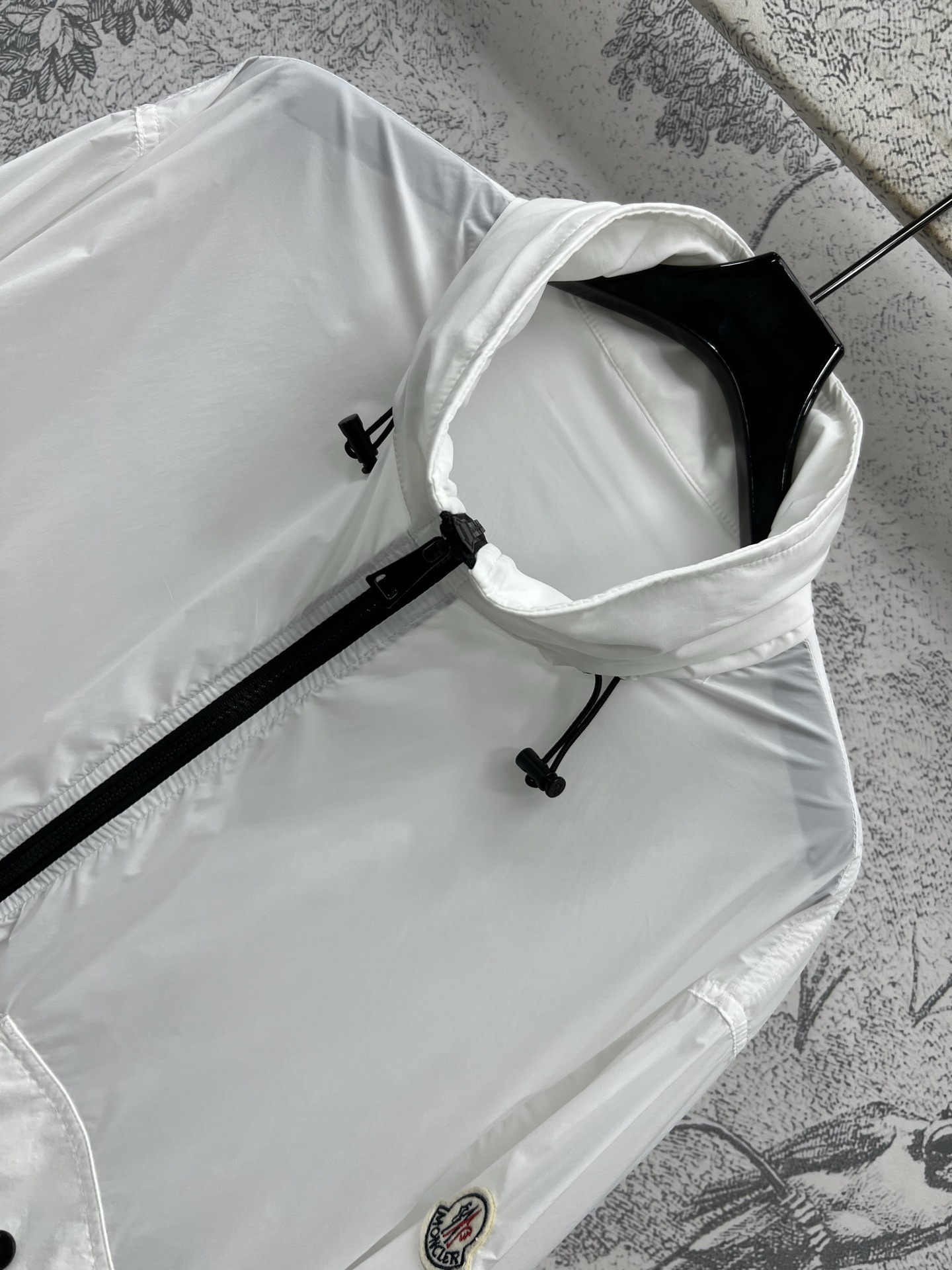 M家 25早春新款 连帽立领防晒衣 可隐藏连帽设计 时髦和实用兼顾 极简主义设计 既简约又轻便 上身显瘦