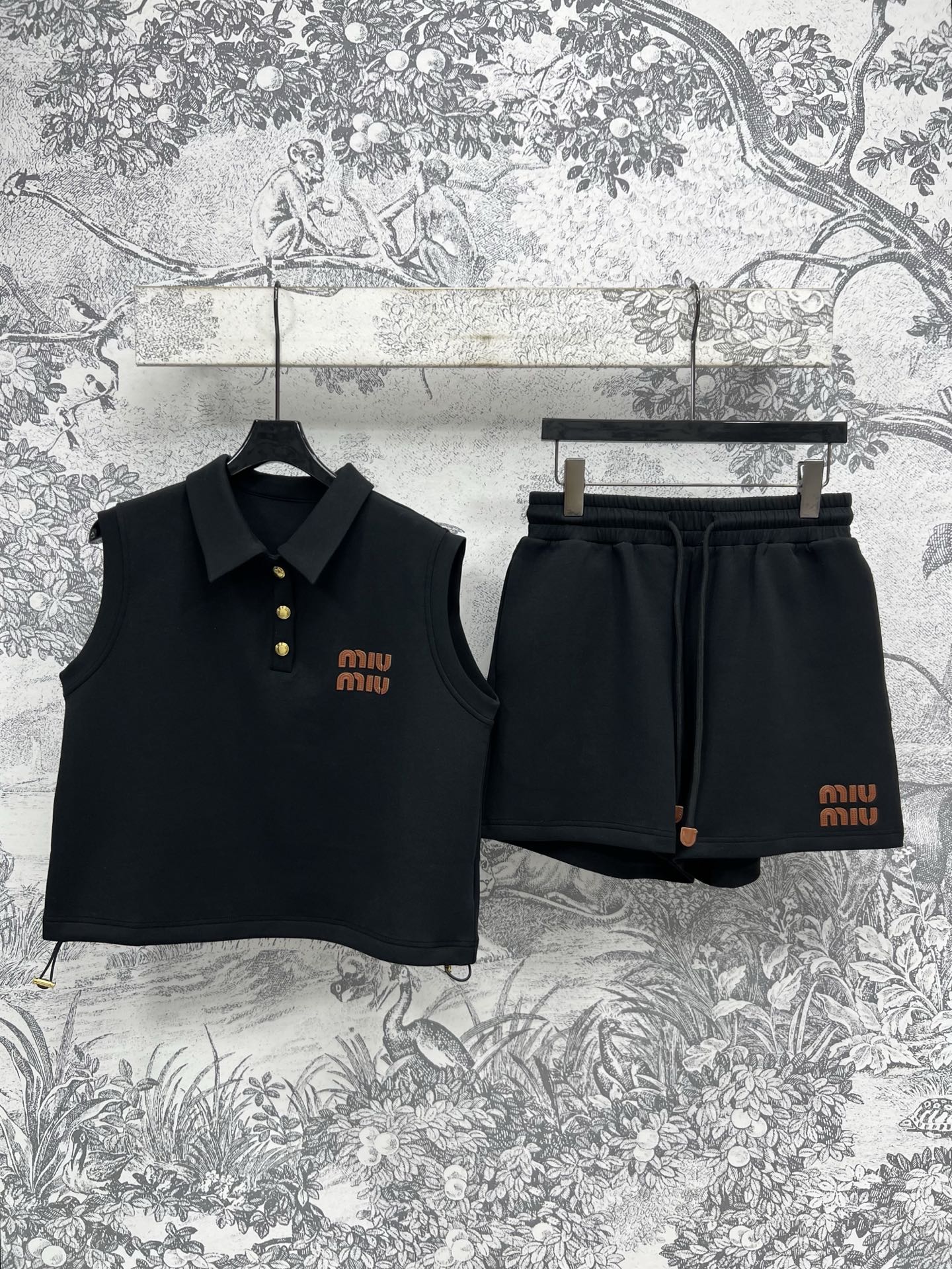Miu 25早春新款 Polo领无袖上衣+高腰A字短裤 太空棉面料上身特别舒适亲肤  经典的字母logo