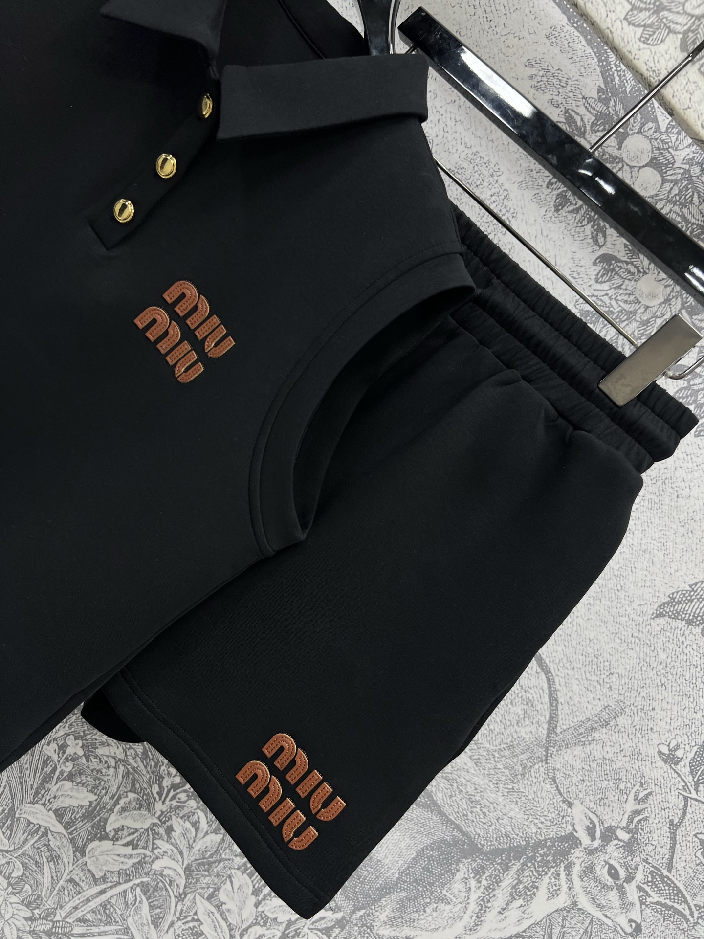 Miu 25早春新款 Polo领无袖上衣+高腰A字短裤 太空棉面料上身特别舒适亲肤  经典的字母logo